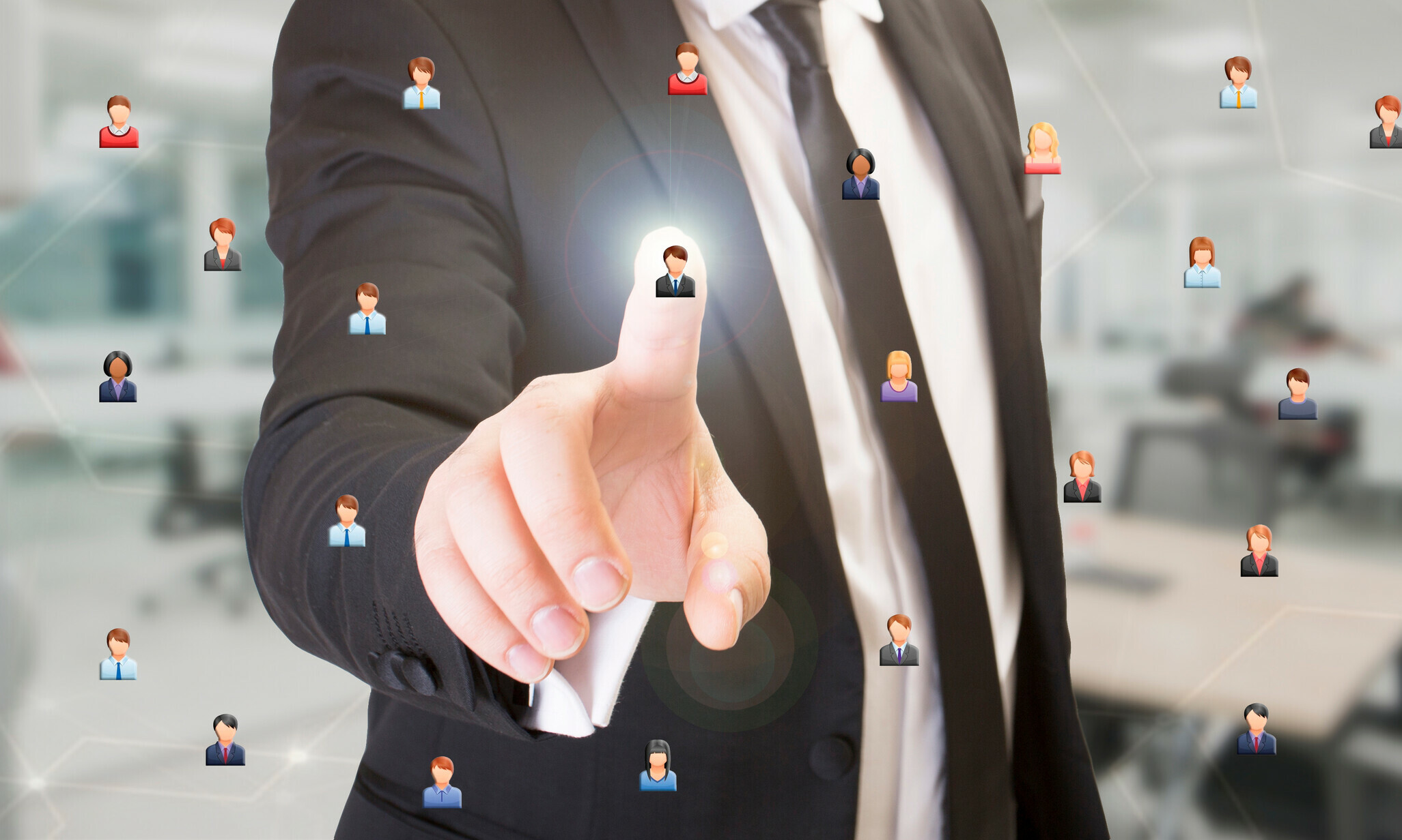 Verschiedene Arbeitnehmer werden als kleine Icons angezeigt, dazu ein Mensch der auf die Personen zeigt, was Personalcontrolling visualisiert.