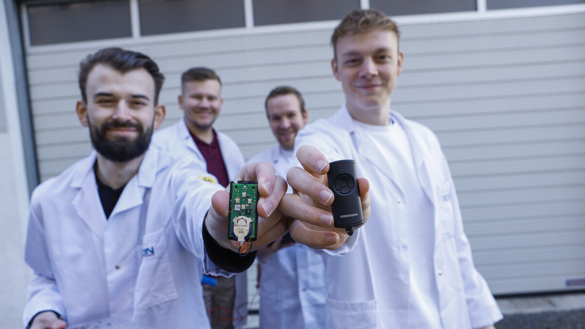 Im Industrieprojekt haben sich vier angehende Wirtschaftsingenieure der OST der Herausforderung gestellt, eine induktiv wiederaufladbare Knopfzelle zu entwickeln.