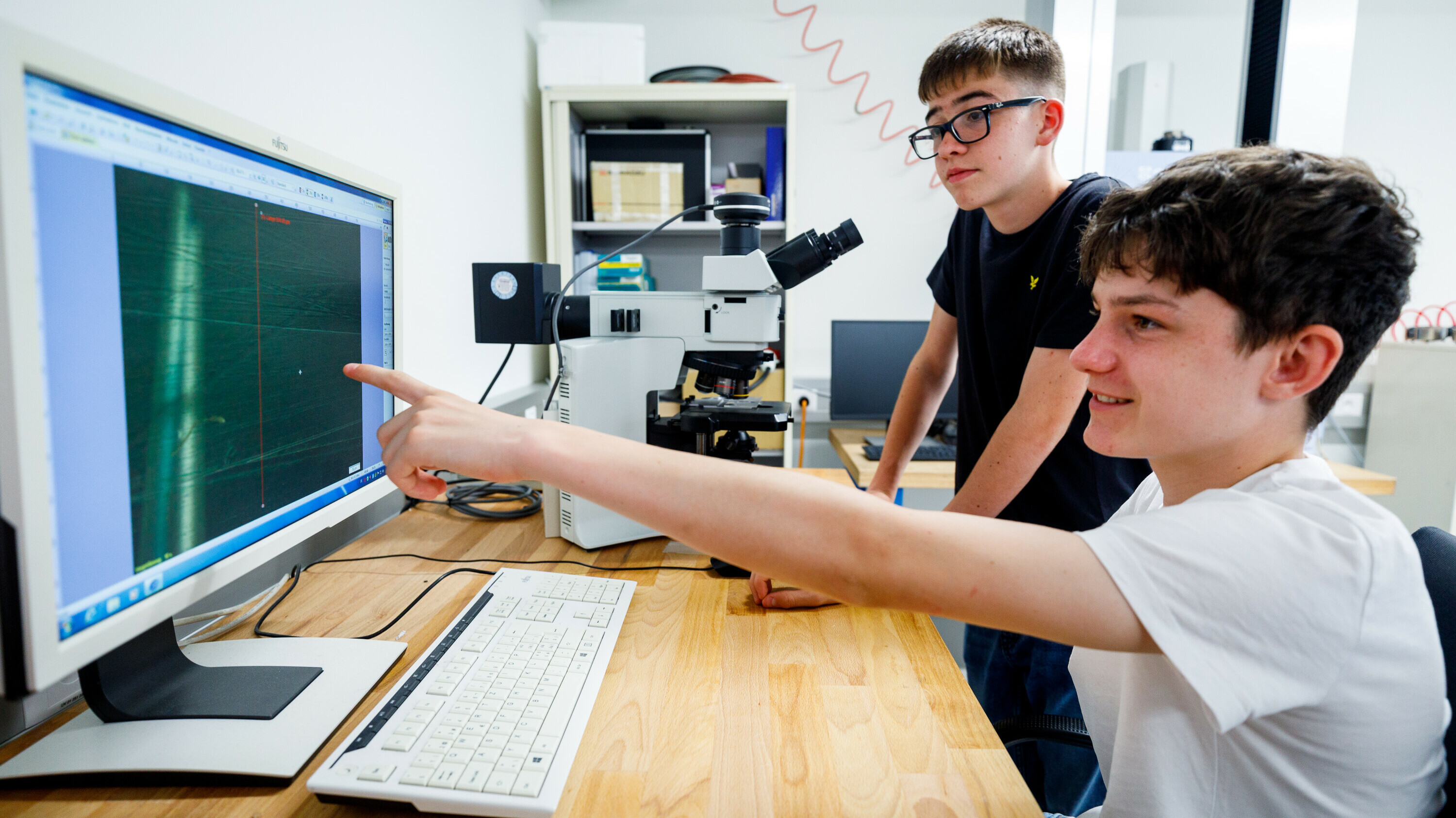 Jugendliche arbeiten am PC im OSTLAB