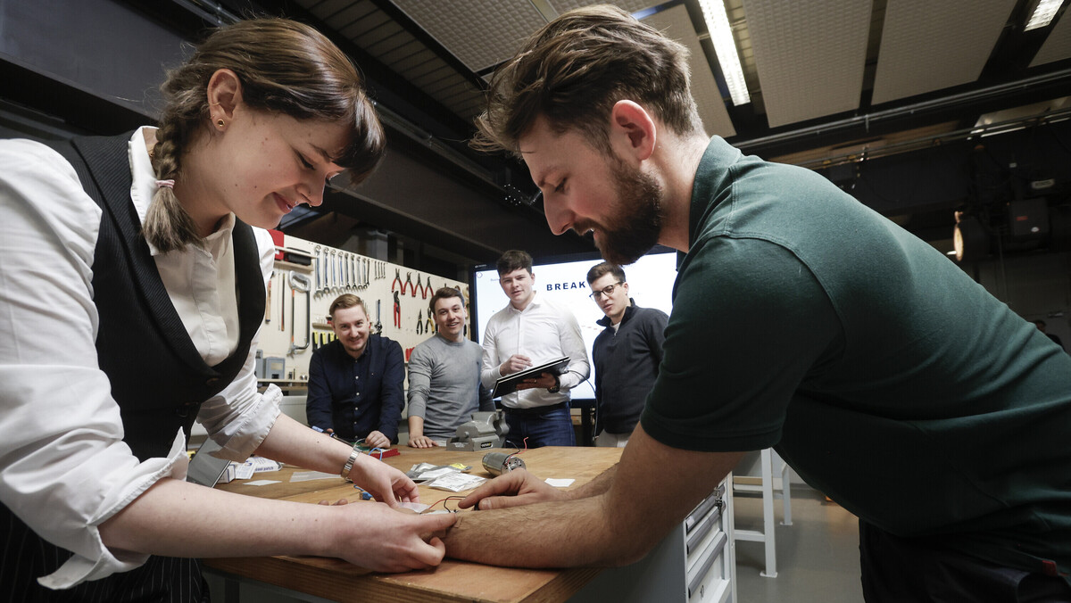 Ein Team von Studierenden hat für die Firma Derungs Licht AG eine Premium-Lösung für die Behandlung von Narben entwickelt.
