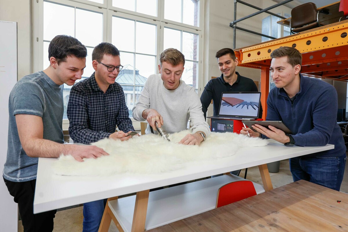 Angehende Wirtschaftsingenieure haben für die Firma swiss-sonic Ultraschall ein interessantes neues Absatzgebiet entdeckt: Die Schafschur.