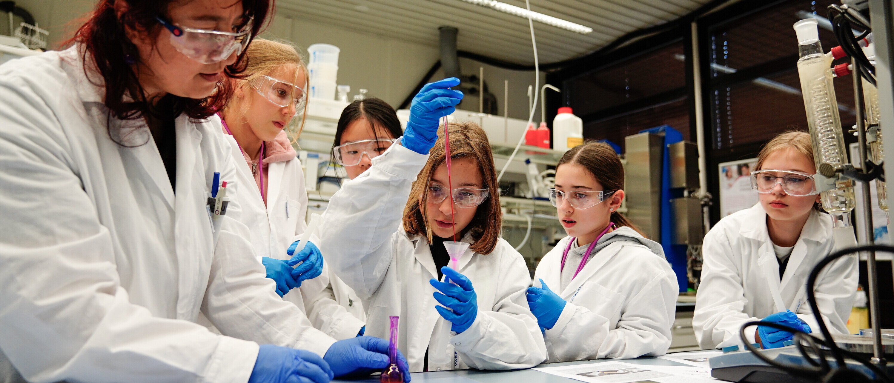 Ein Knicklicht bauen im Chemielabor