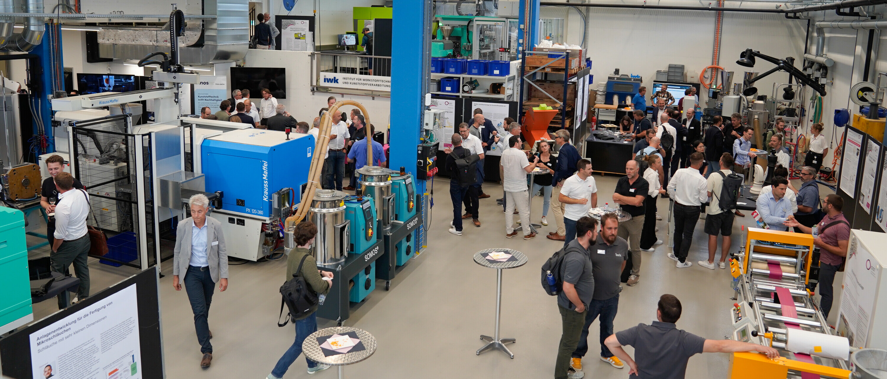 Blick in die Maschinenhalle mit Kunden am 19. Rapperswiler Kunststoff-Forum 2024 im Techpark Eichwies