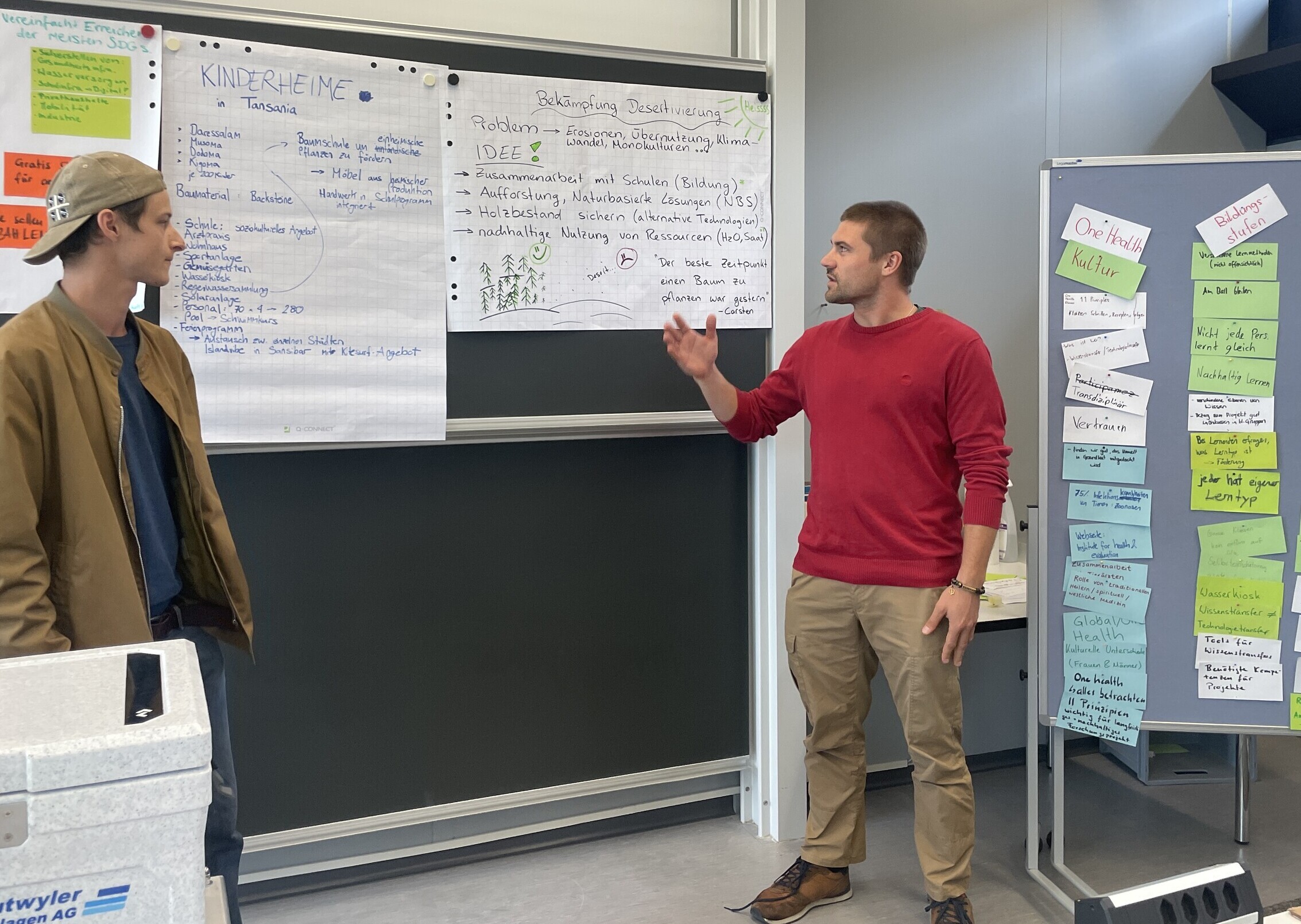 Studierende präsentieren ihre Arbeit vor den OST-Dozierenden und externen Expertinnen und Experten.