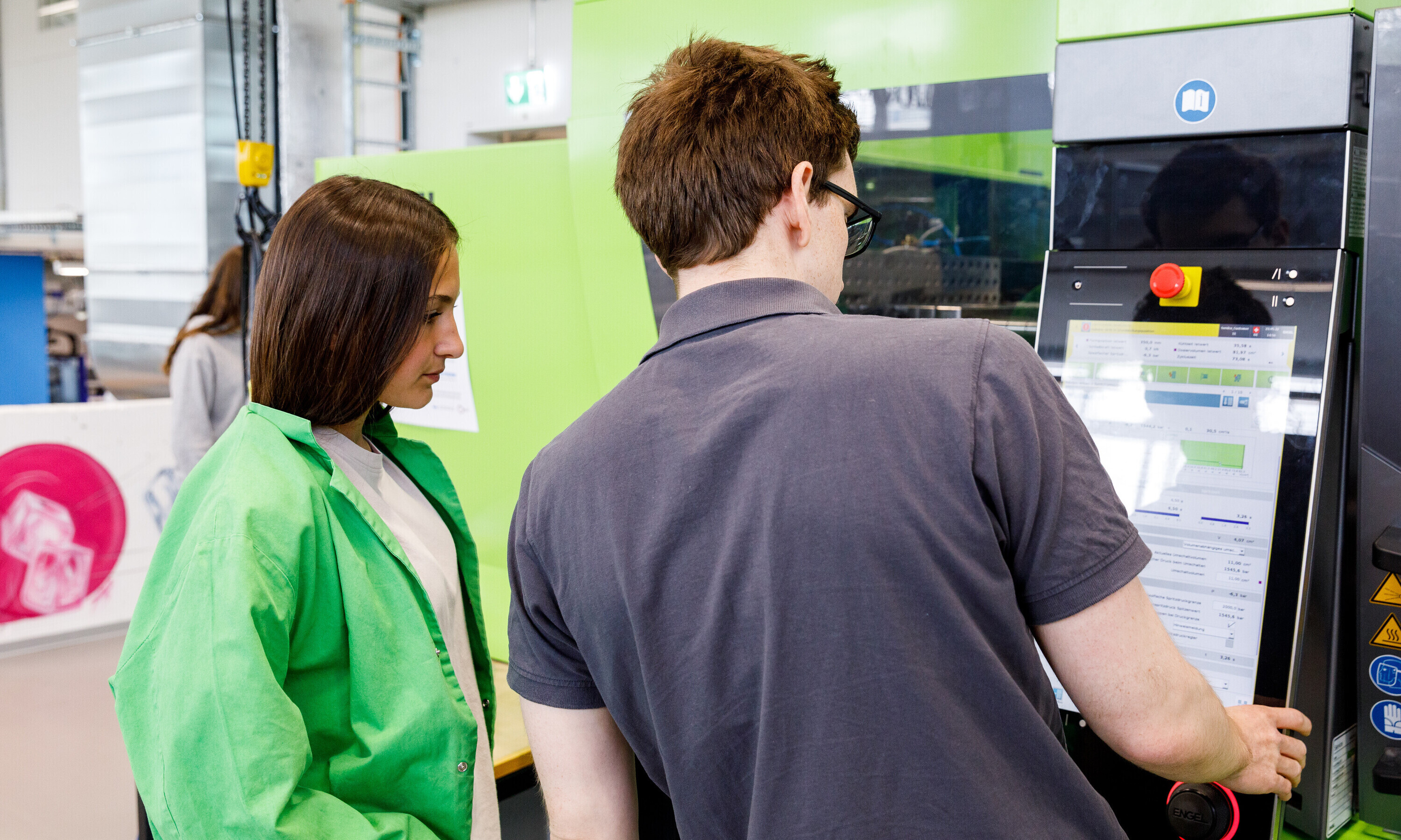 Arbeit an Spritzguss-Maschine im OSTLAB