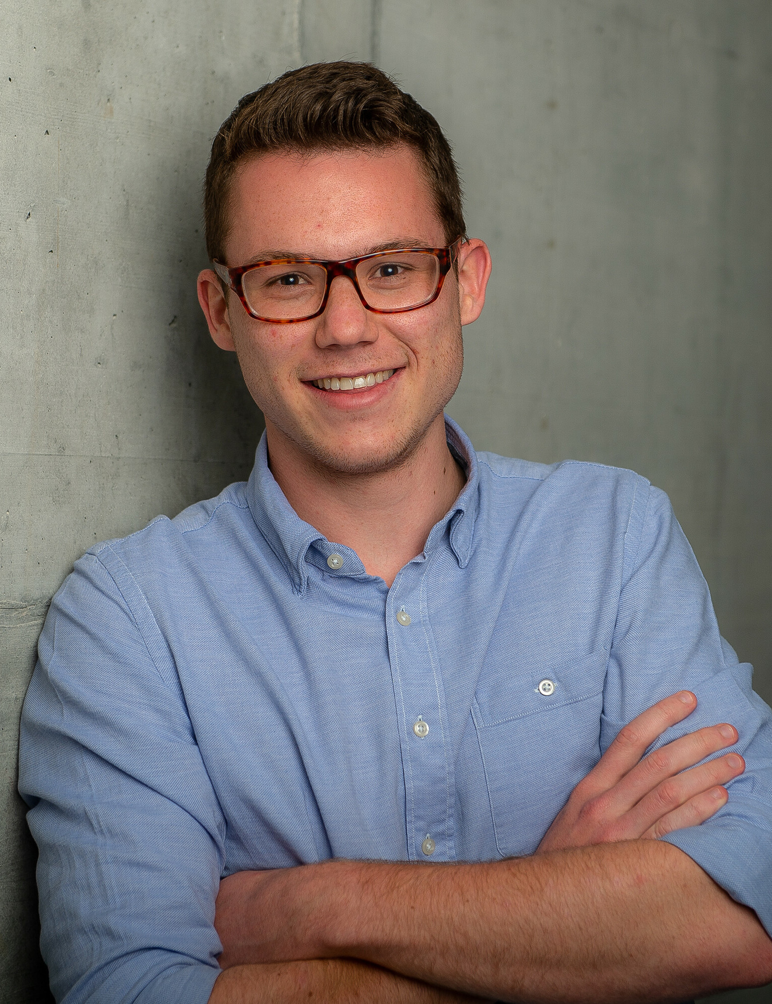 Ein lächelnder junger Mann (Absolvent eines Master of Sciene in Engineering"
