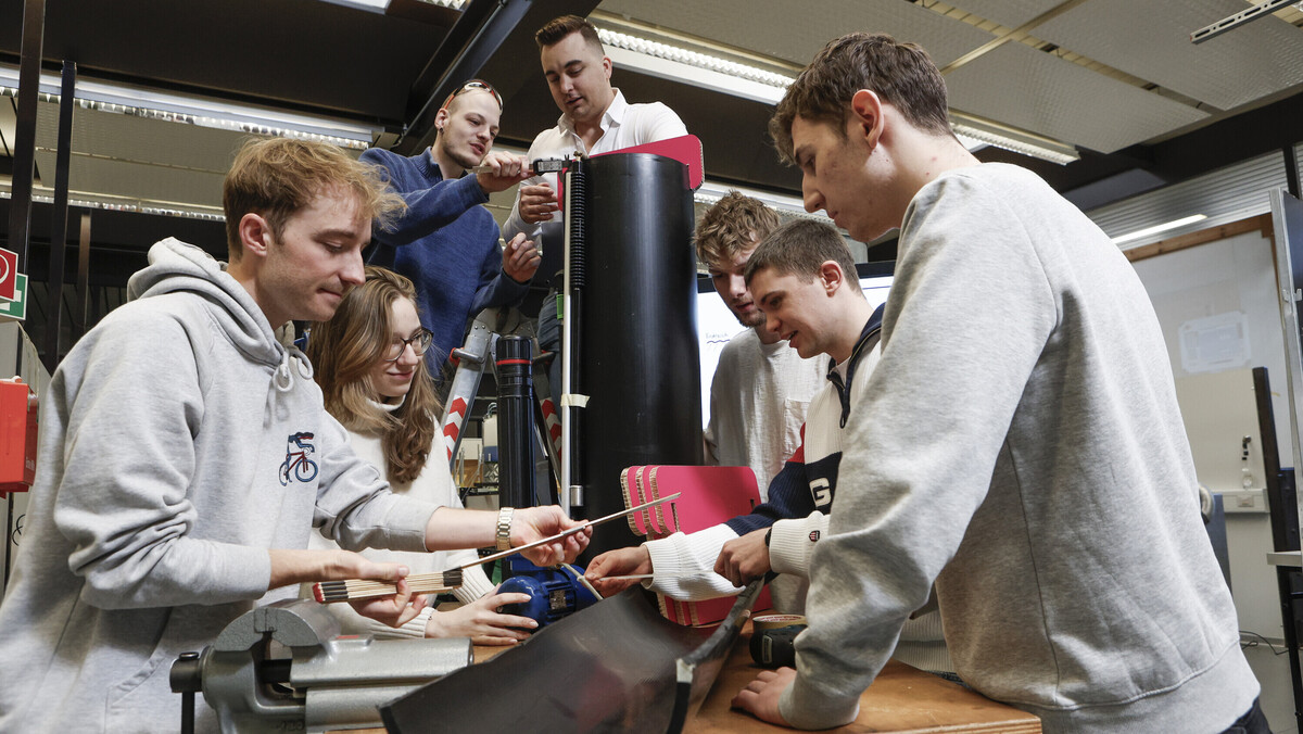 Mit einem Wärmetaucher im Abwasserschacht hat ein Studierendenteam aus dem Studiengang Wirtschaftsingenieurwesen zusammen mit der Firma Häny AG die letzte Wärmebrücke im Einfamilienhaus zu schliessen.