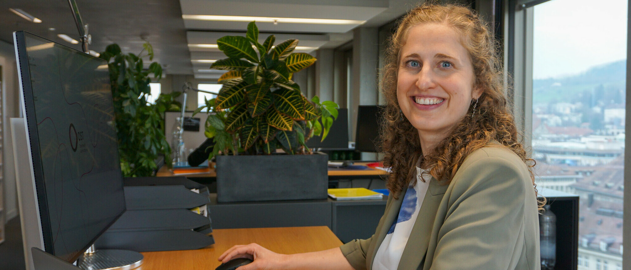 Dr. Damaris Aschwanden, Leiterin des IAF Institut für Altersforschung, in ihrem Büro an der OST.