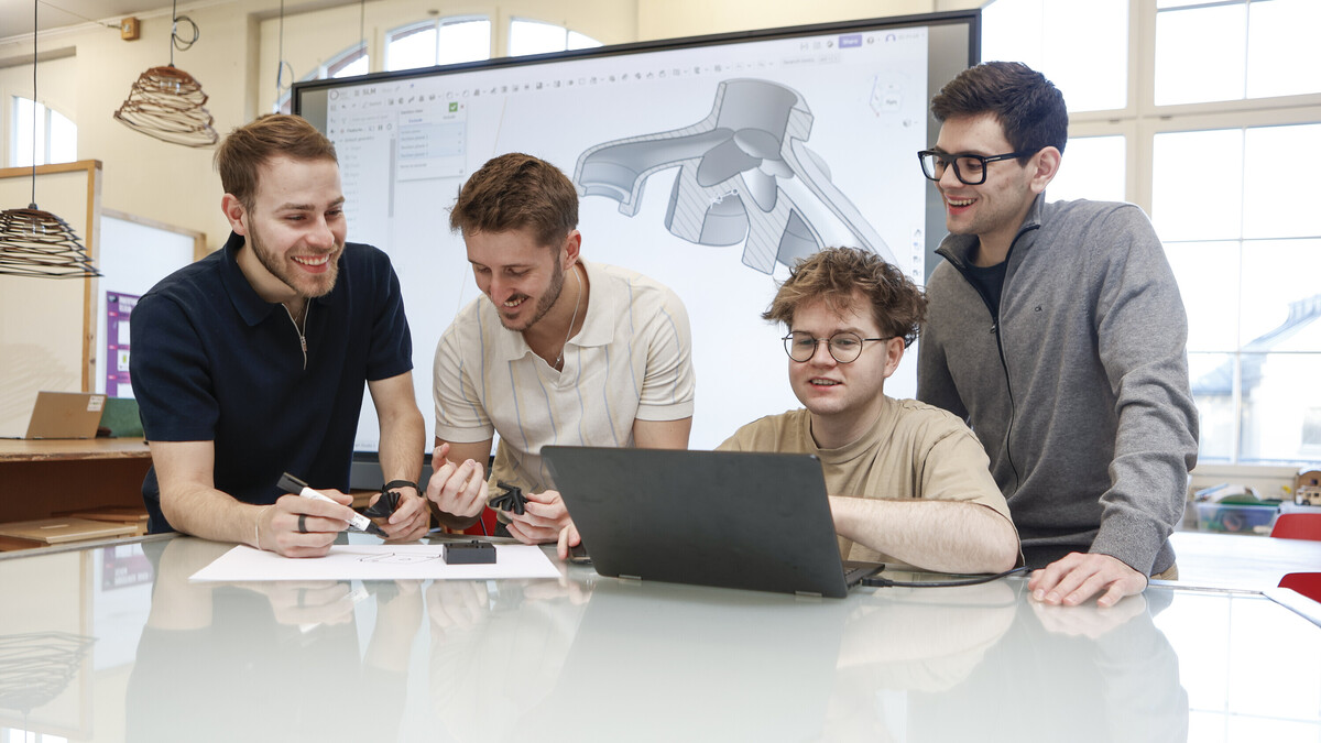 Im Industrieprojekt hat ein Studierendenteam neue Marktchancen für die Firma Robofact AG definiert.