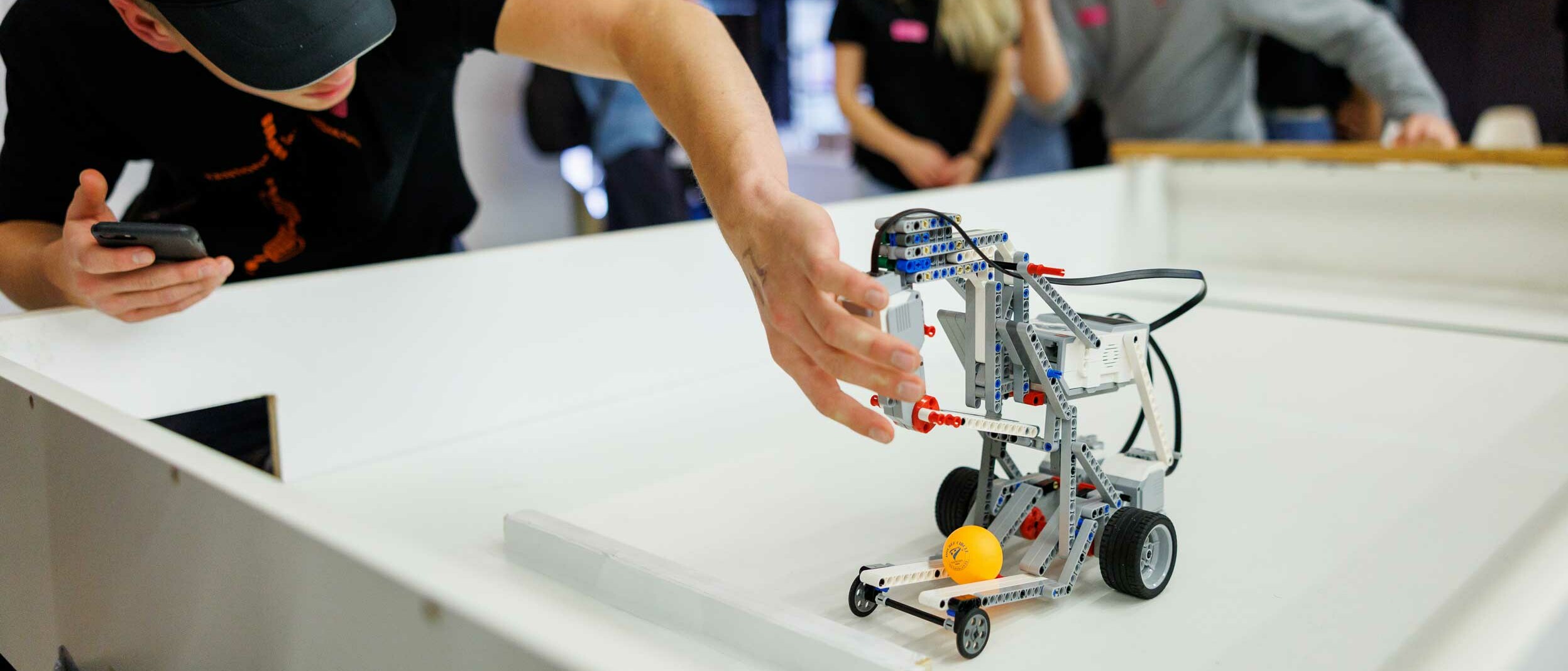 Ein Teilnehmer macht seinen Roboter startklar.