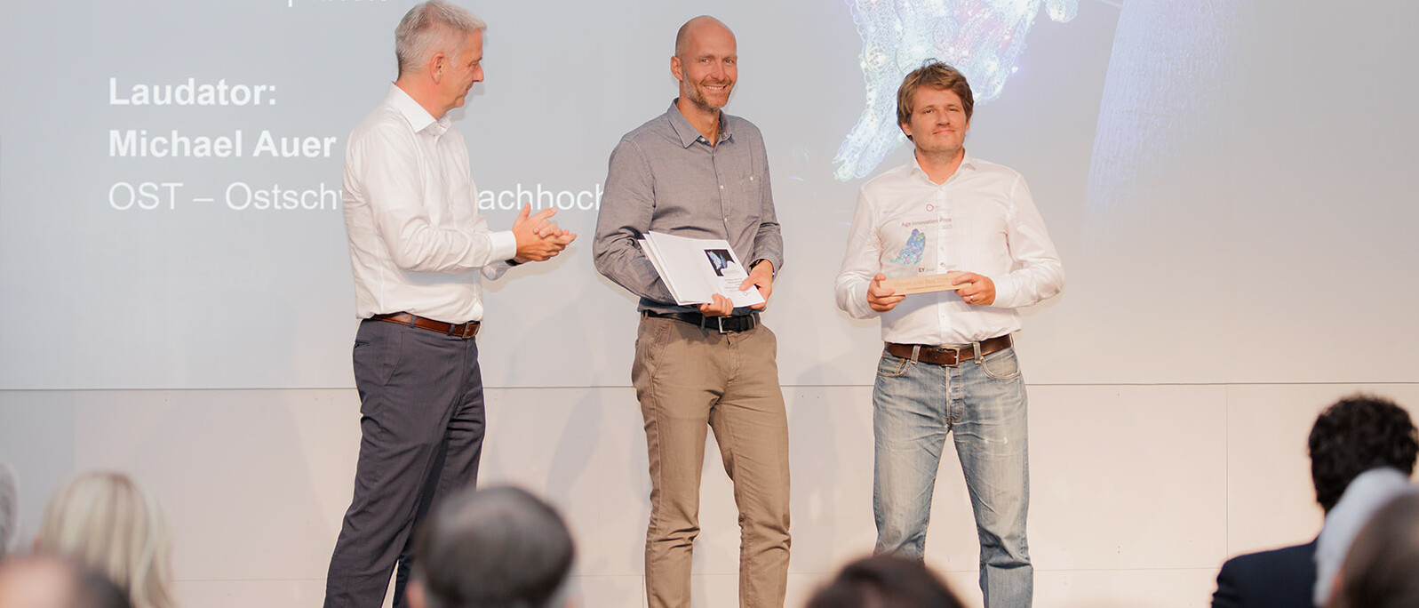 Age Innovation Preis 2023: Markus Windolf (rechts), CEO BIOS Medical AG, und Patrick Stepanek (mitte), COO BIOS Medical AG, erhalten den Preis für das beste Start-up (HIPbeacon) von Michael Auer, Präsident des Hochschulrates der OST Age Innovation Preis 2023: Markus Windolf (rechts), CEO BIOS Medical AG, und Patrick Stepanek (mitte), COO BIOS Medical AG, erhalten den Preis für das beste Start-up (HIPbeacon) von Michael Auer, Präsident des Hochschulrates der OST – Ostschweizer Fachhochschule.