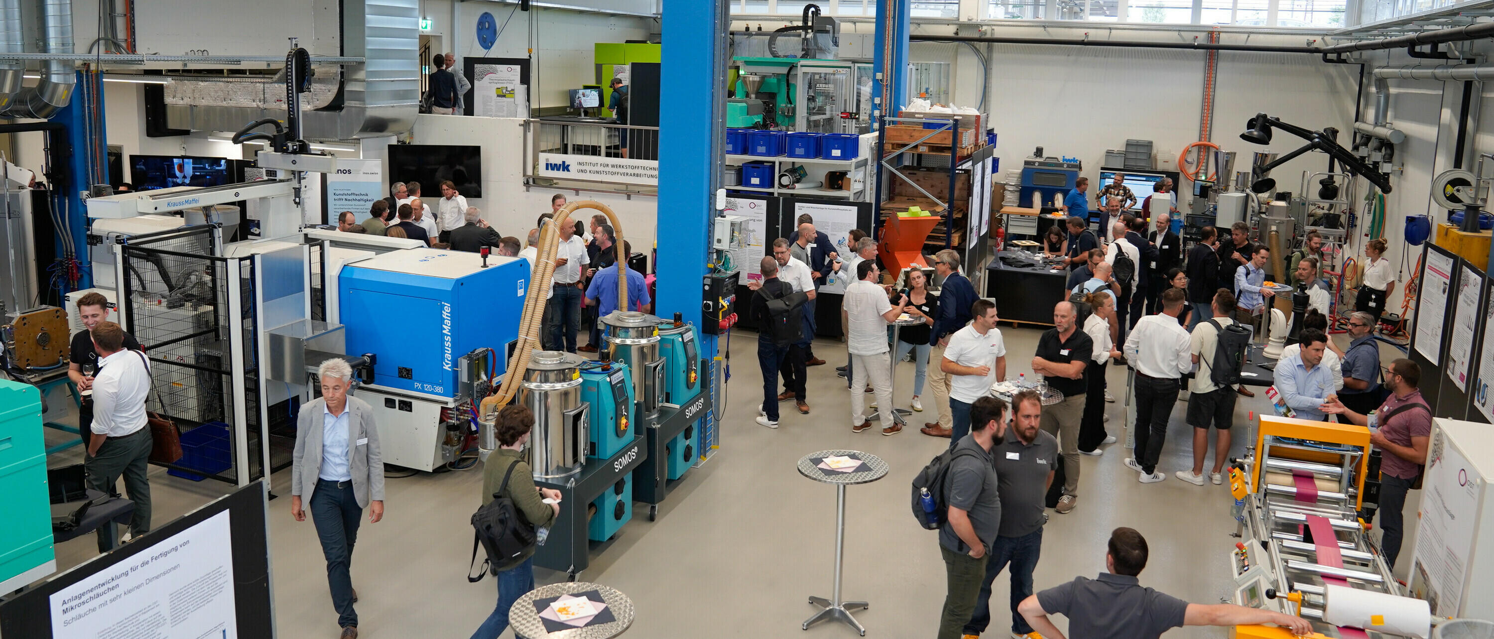 Blick in die Maschinenhalle mit Kunden am 19. Rapperswiler Kunststoff-Forum 2024 im Techpark Eichwies