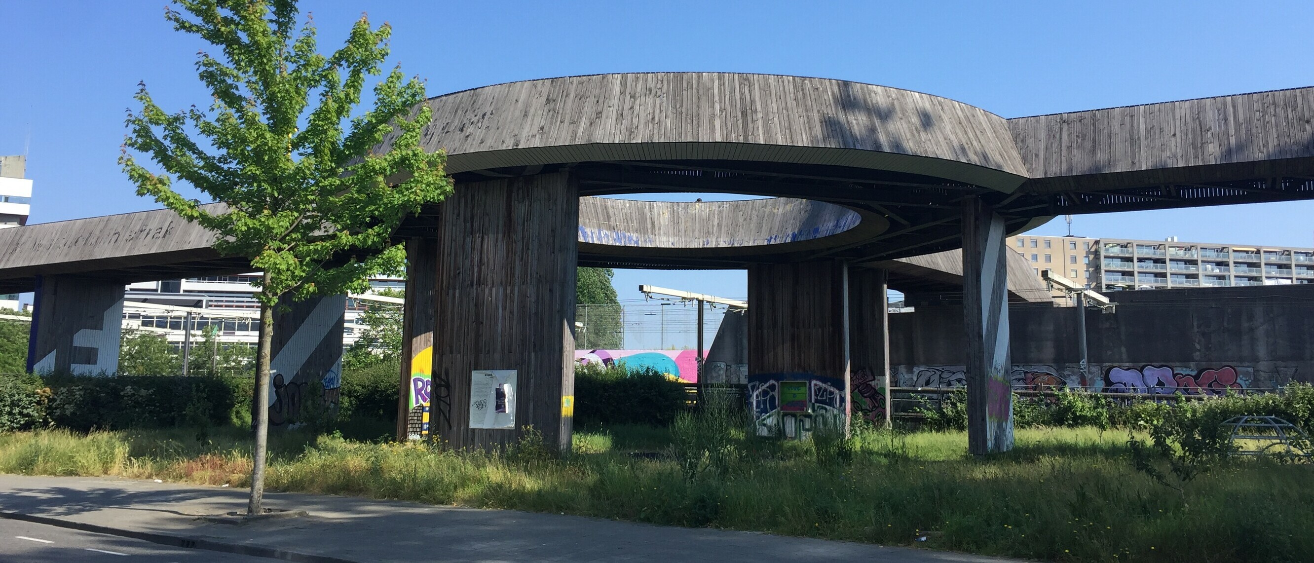 Die Yellow Bridge; Vernetzung von Stadtteilen und Förderung des Fussverkehrs