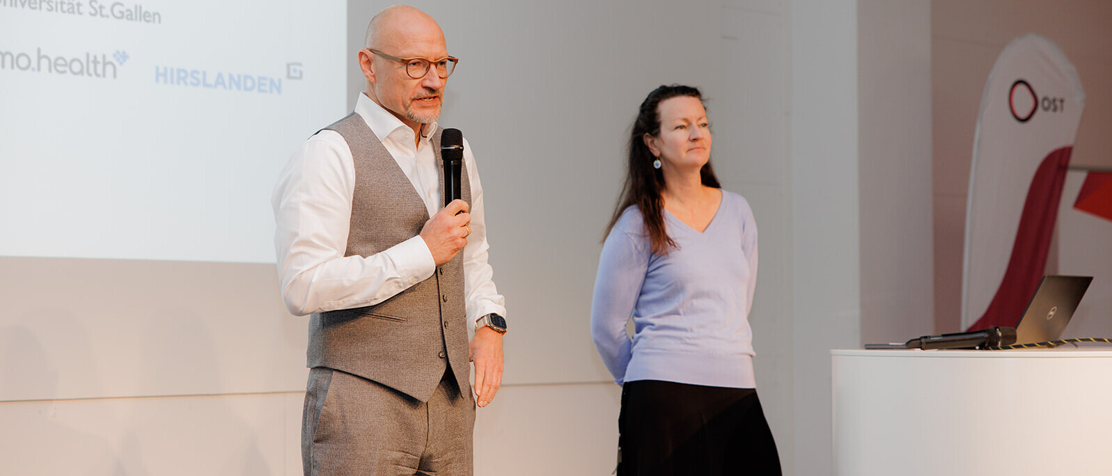 Sabina Misoch, Gesamtprojektleiterin AGE-INT IAF Institut für Altersforschung, und Hans Ebinger, CEO Switzerland Innovation Park Ost, begrüssen die Gäste zur Preisverleihung des diesjährigen Age Innovation Preises.