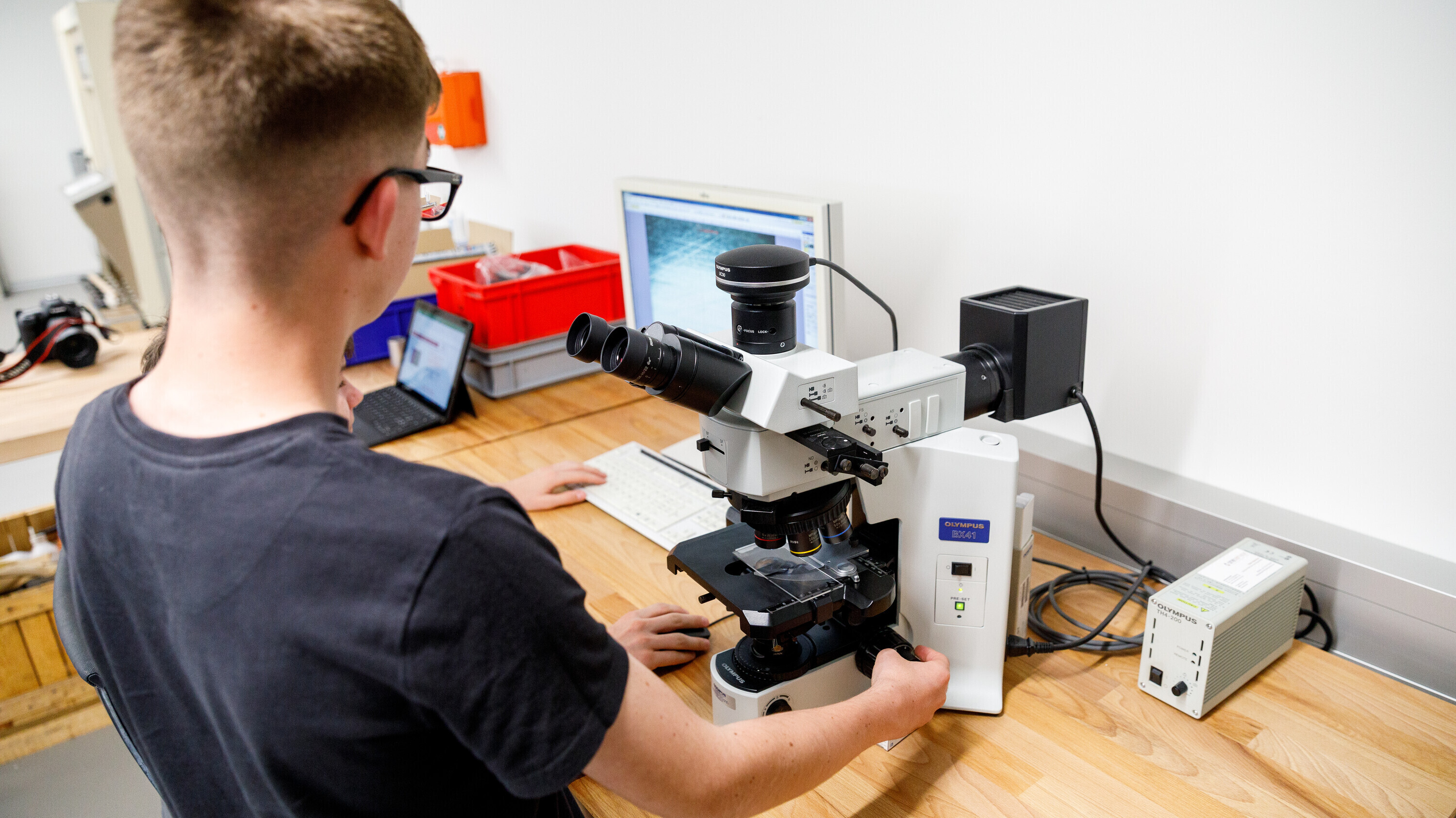 2022_ostlab_team_forschung Jugendlicher arbeitet an Mikroskop im OSTLAB