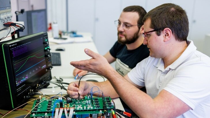 Zwei Männer testen ein Embedded Systems innerhalb des Bachelorstudiums