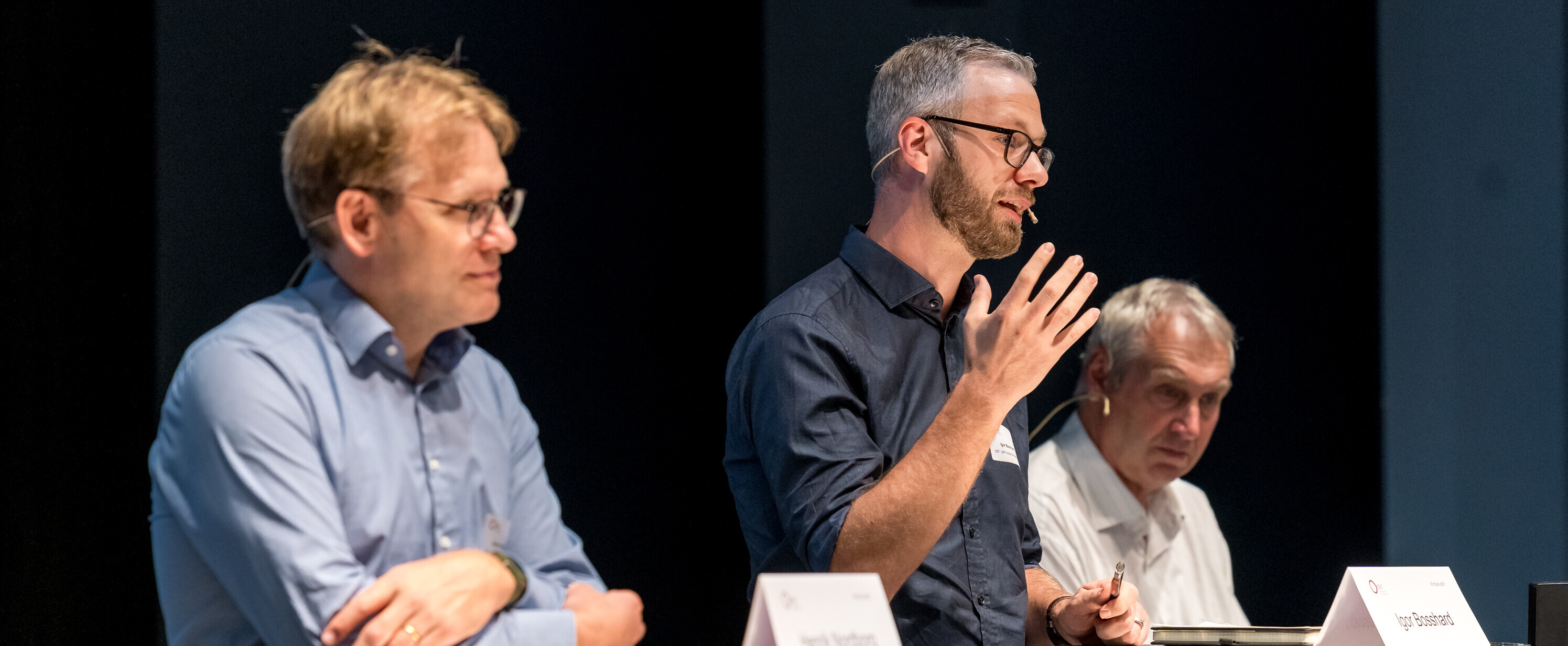 Igor Bosshard (Mitte) spricht in der Podiumsdiskussion an der Klimakonferenz 2020 an der OST