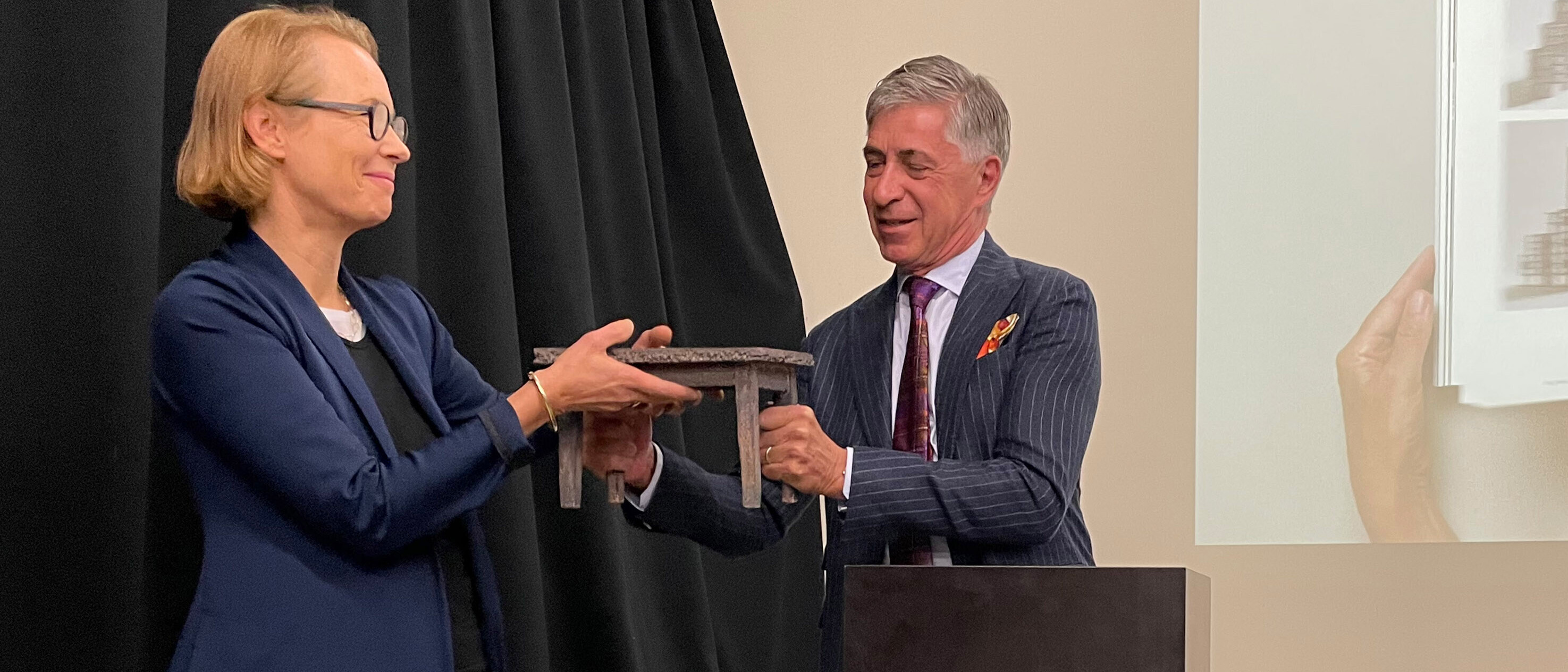 Jakob Ruckstuhl, Präsident des Heimatschutzes St.Gallen / Appenzell Innerrhoden übergibt den «Goldenen Schemel» an Anna Jessen, Leiterin der ArchitekturWerkstatt an der OST.