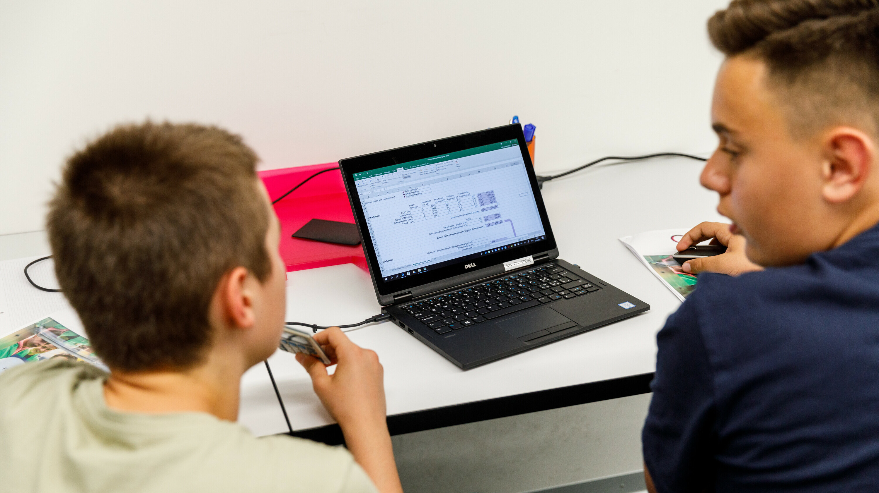 Jugendliche arbeiten an Laptop im OSTLAB