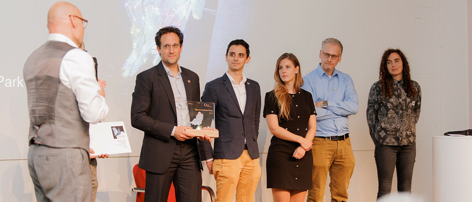 Pascual Brunner, CEO MovementSciences AG, und sein Team erhalten den Preis für das beste Produkt (Pegasus Spine) von Hans Ebinger, CEO Switzerland Innovation Park Ost. Pascual Brunner, CEO MovementSciences AG, und sein Team erhalten den Preis für das beste Produkt (Pegasus Spine) von Hans Ebinger, CEO Switzerland Innovation Park Ost.