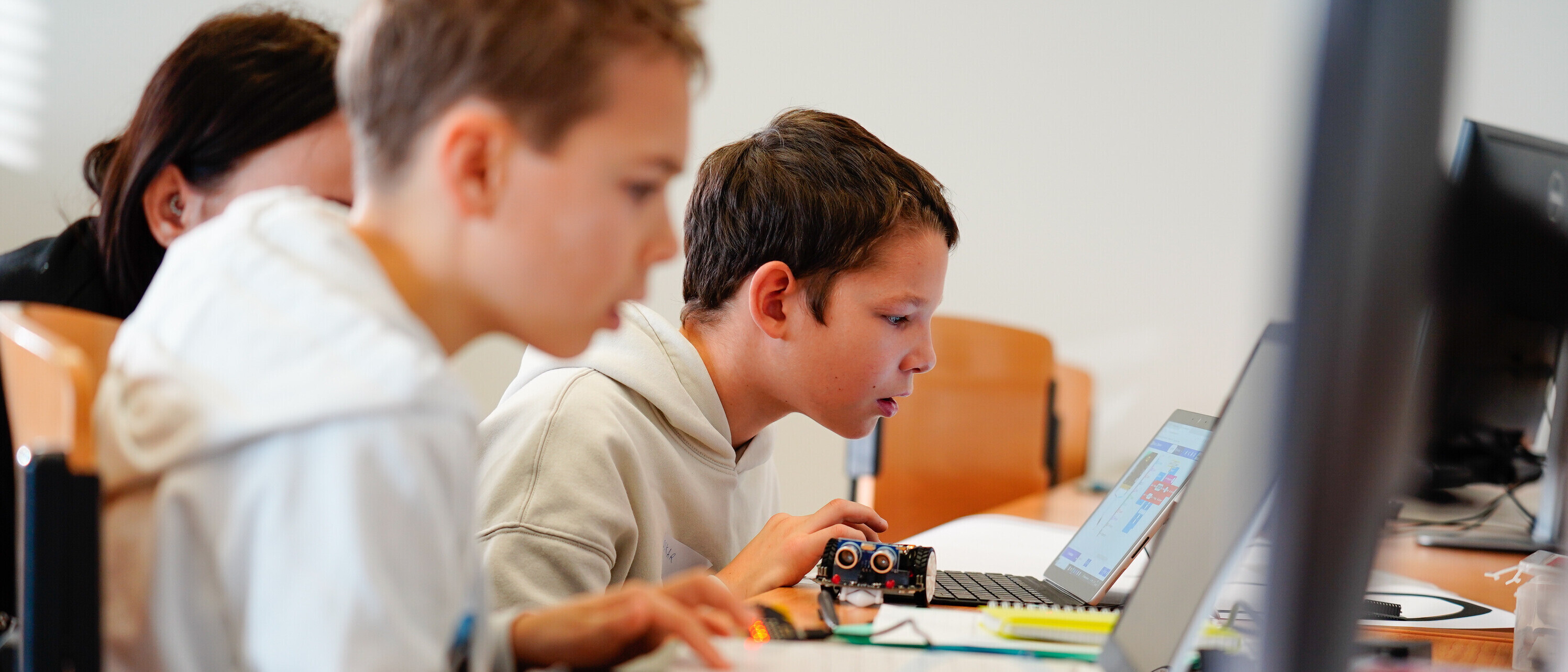 Kinder programmieren einen Micro:Bit Roboter