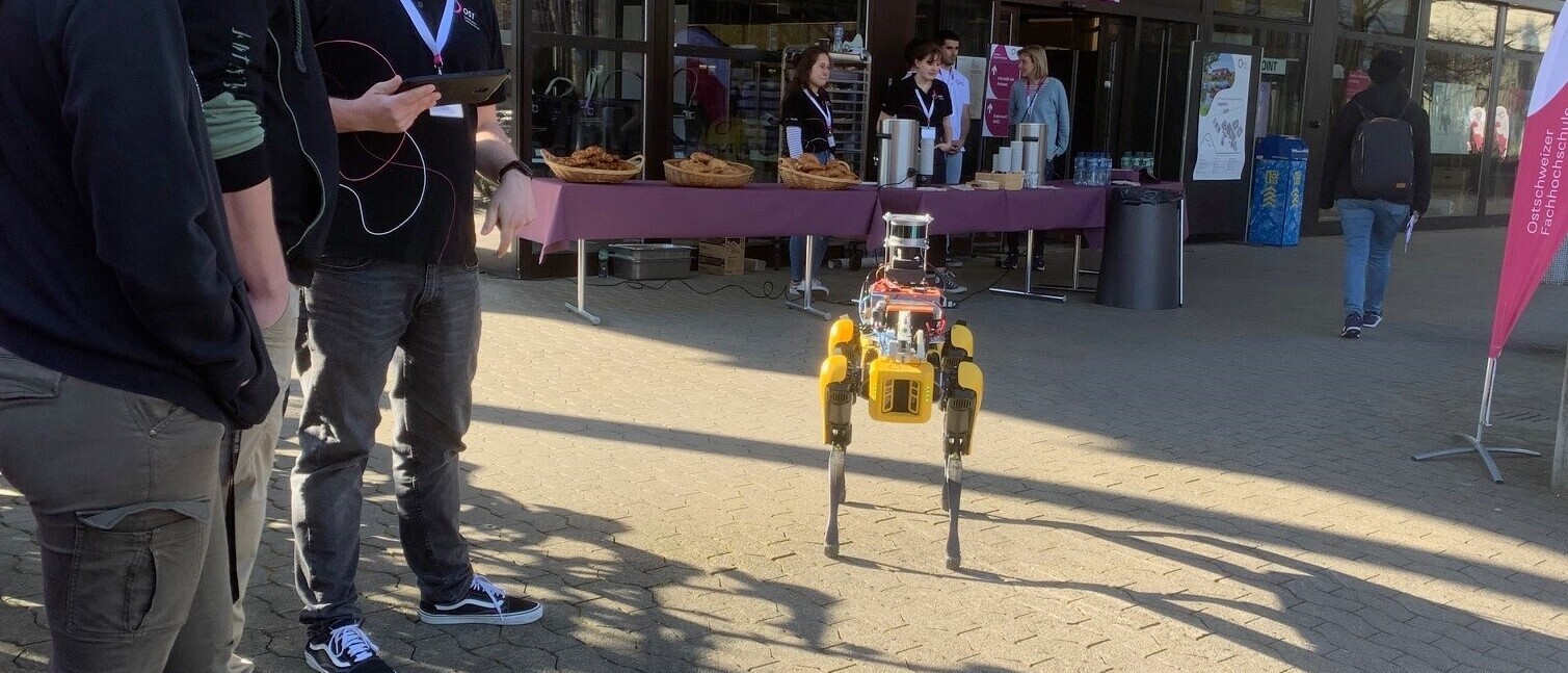 Roboterhund Spot begrüsst die Gäste am Infotag für den Studiengang Maschinentechnik | Innovation.