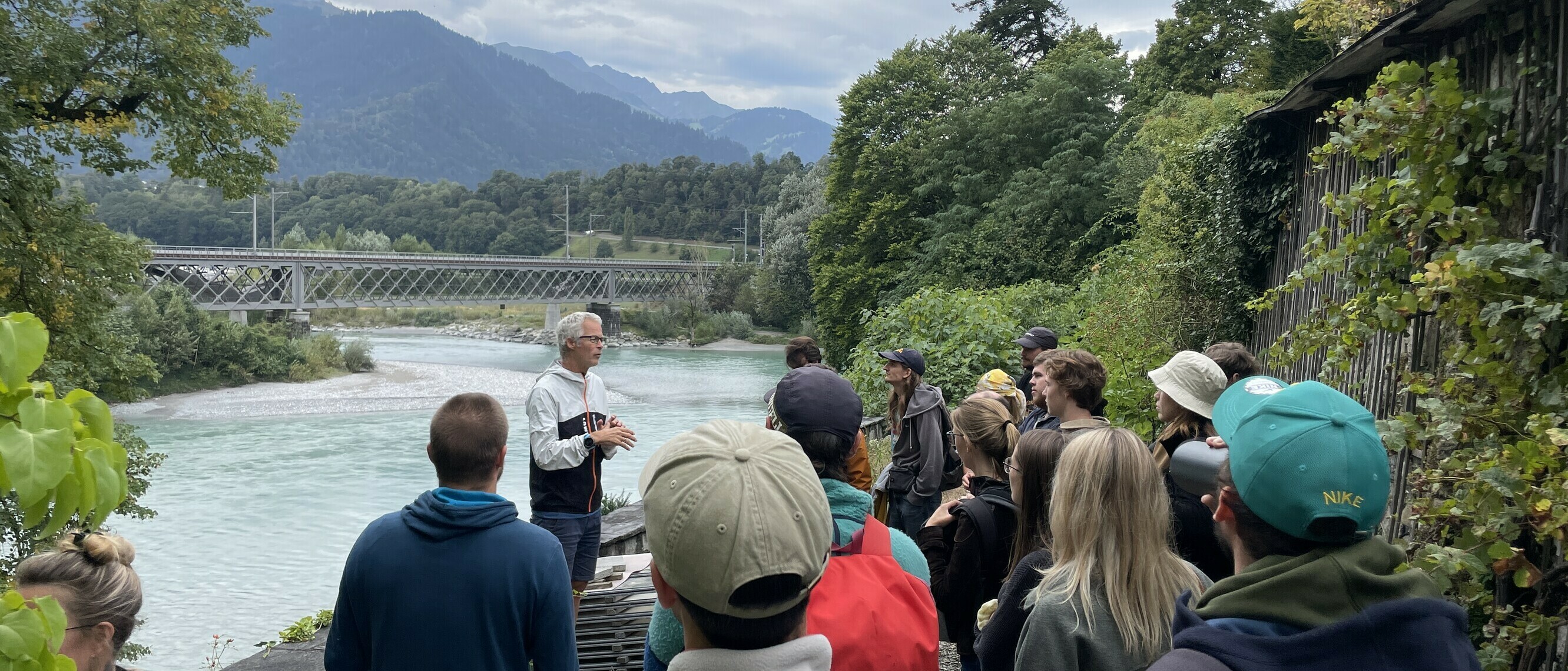 Im Rahmen des Moduls Wissens- und Technologietransfer für nachhaltige Entwicklung im Globalen Süden besuchten die Studierenden den Expeditionsschwimmer und Wasserbotschafter Ernst Bromeis in Graubünden.