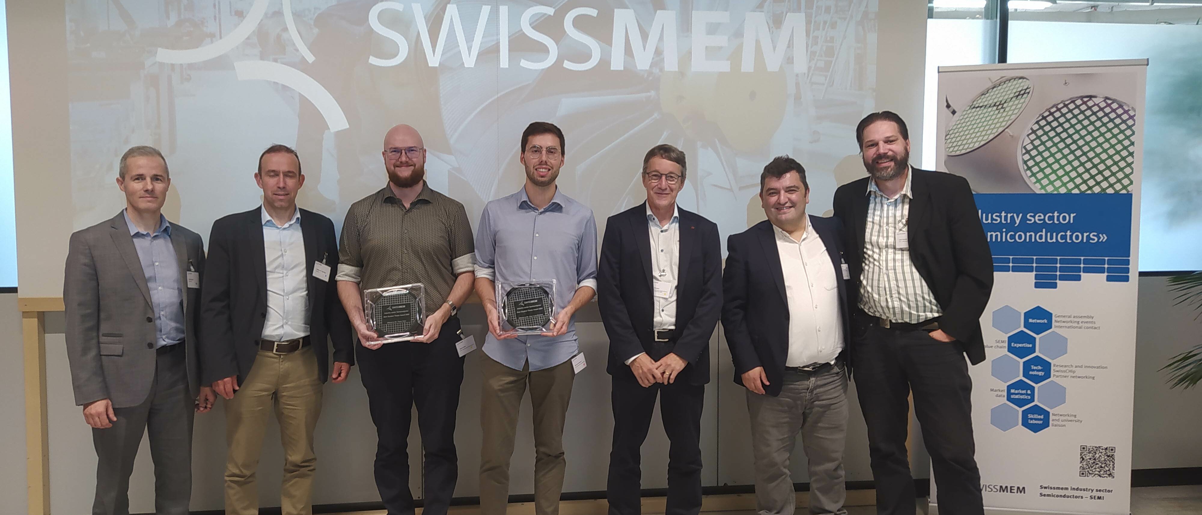 Die Preisverleihung des «Best Thesis Award» im Bereich Halbleiter-Technologien hat Swissmem organisiert. Er ging dieses Jahr an zwei Absolventen des Studiengangs Electrical and Computer Engineering. 