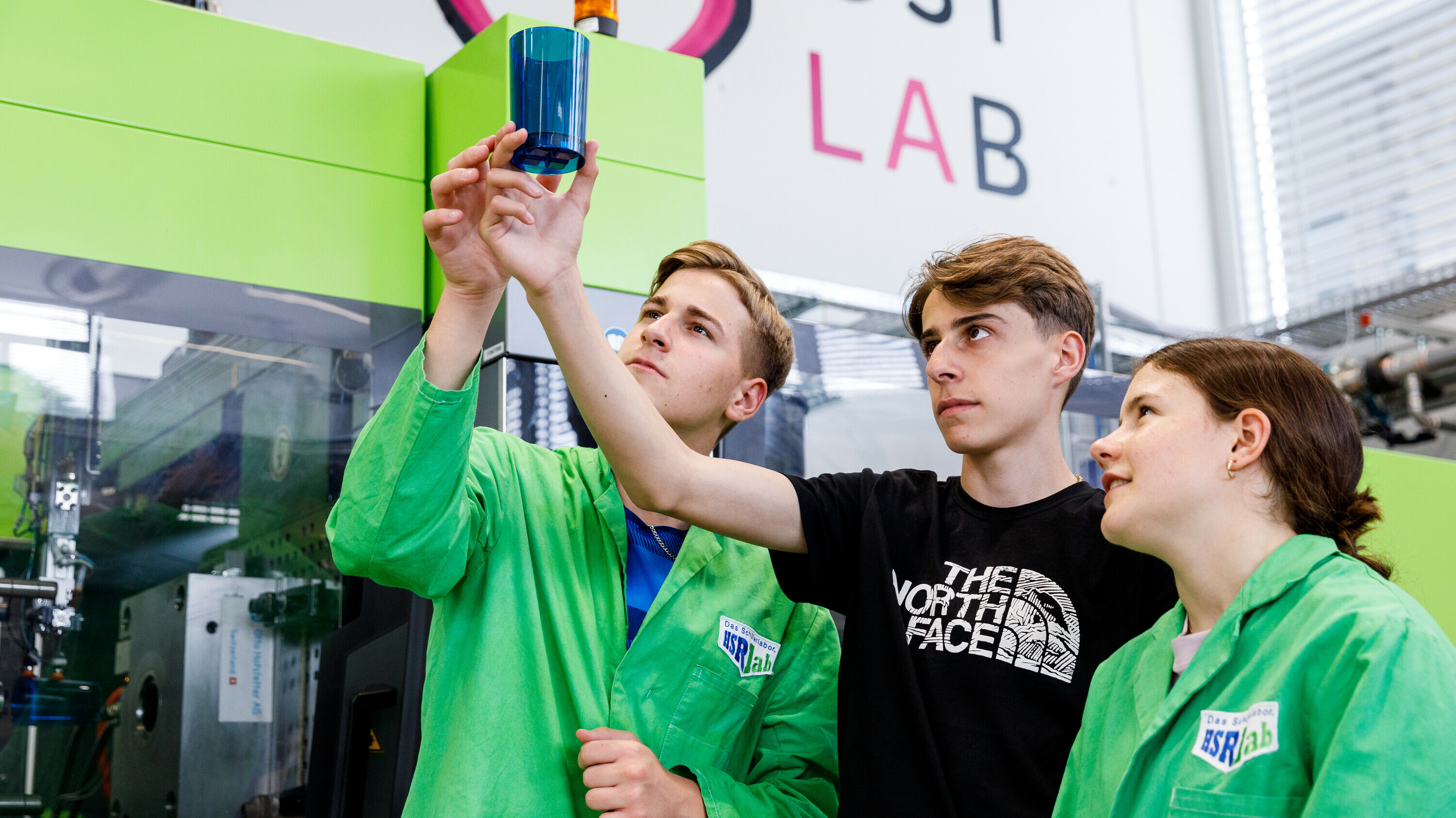 Jugendliche prüfen Becher im OSTLAB