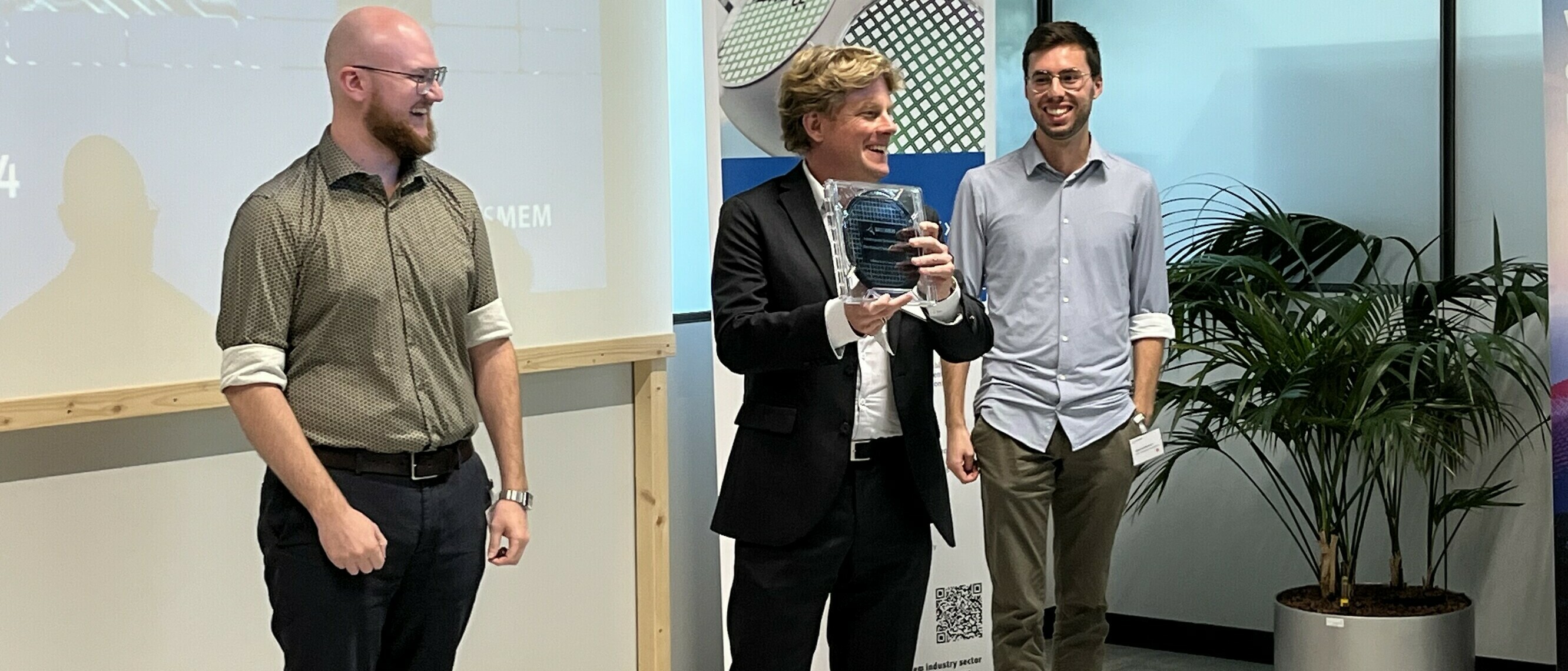 Zwei Absolventen des Studiengangs Electrical and Computer Engineering erhalten einen Preis von Hitachi Energy für eine Arbeit in ihrem Master of Science in Engineering.