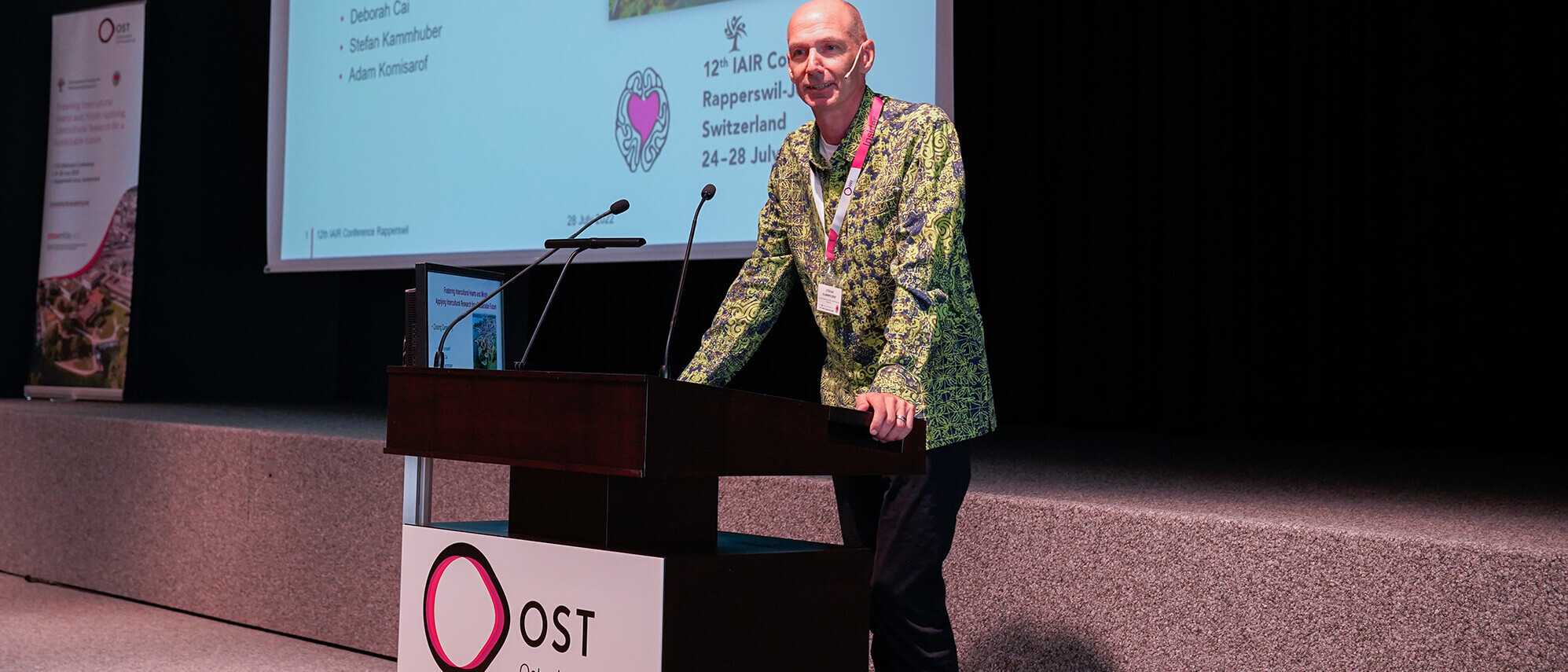 Organisator Stefan Kammhuber auf dem Podium der OST-Aula in Rapperswil