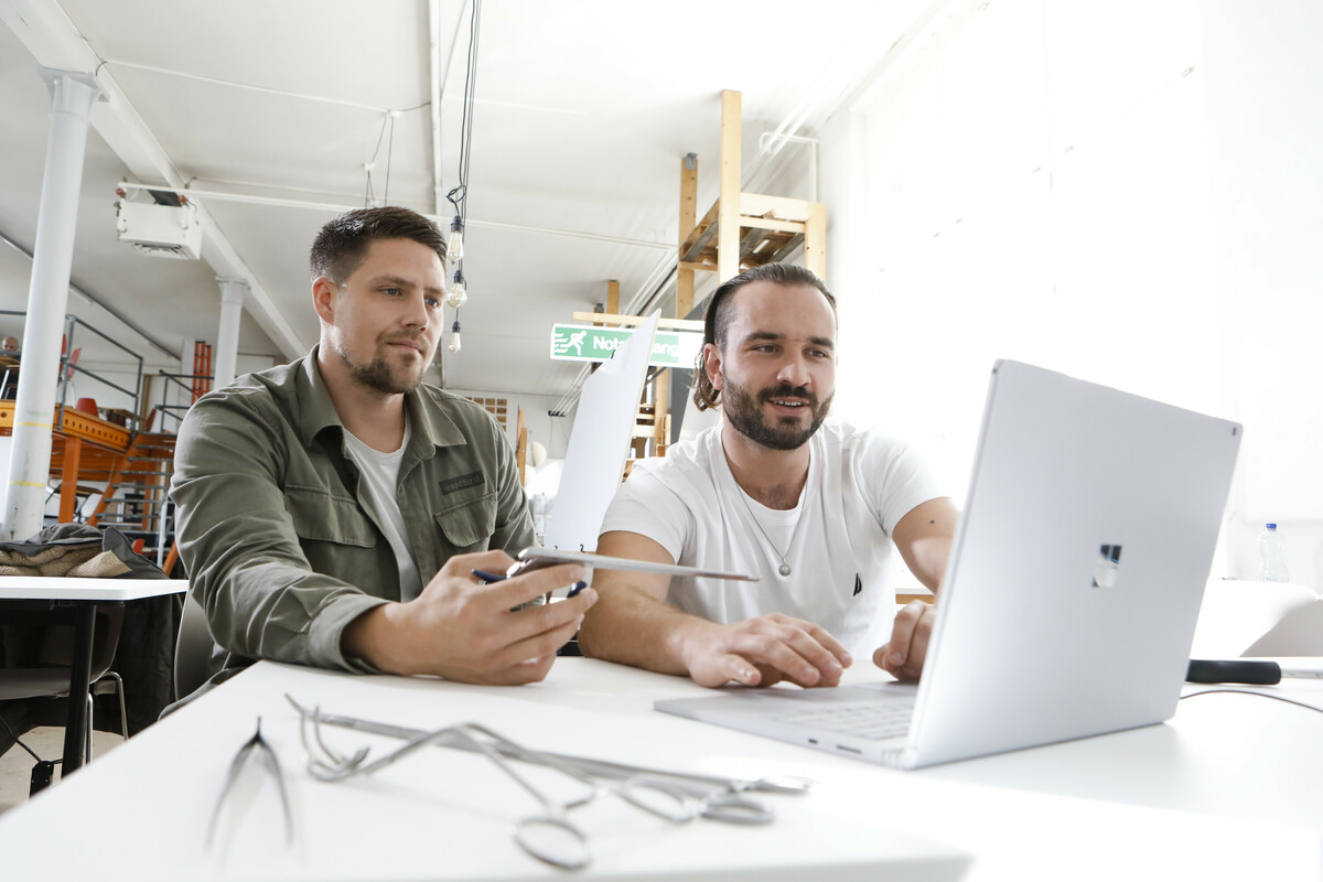Angehende Wirtschaftsingenieure entwickeln eine Plattform für das humanitäre Engagement ihres Industriepartners.
