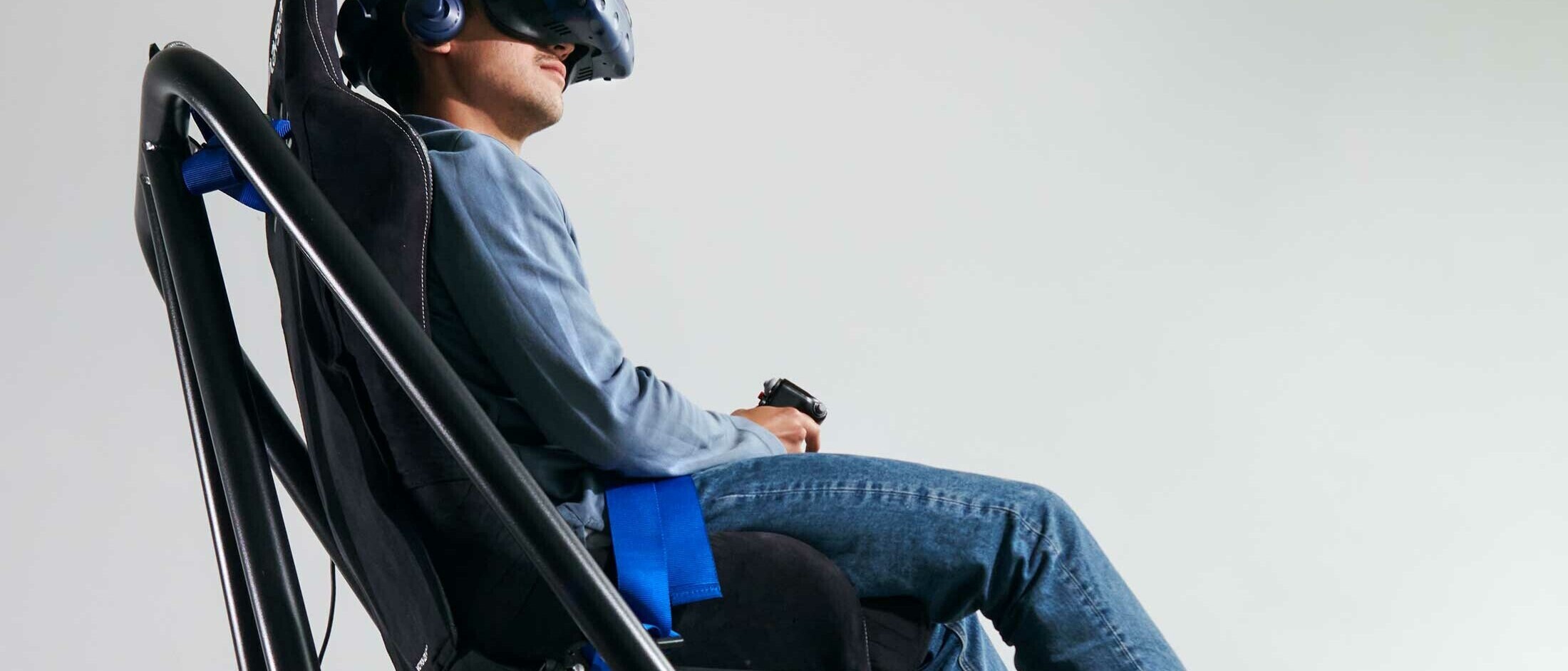 Simulator (Sitz mit Menschen drauf)  für Helikopterausbildung mit dank künstlicher Intelligenz