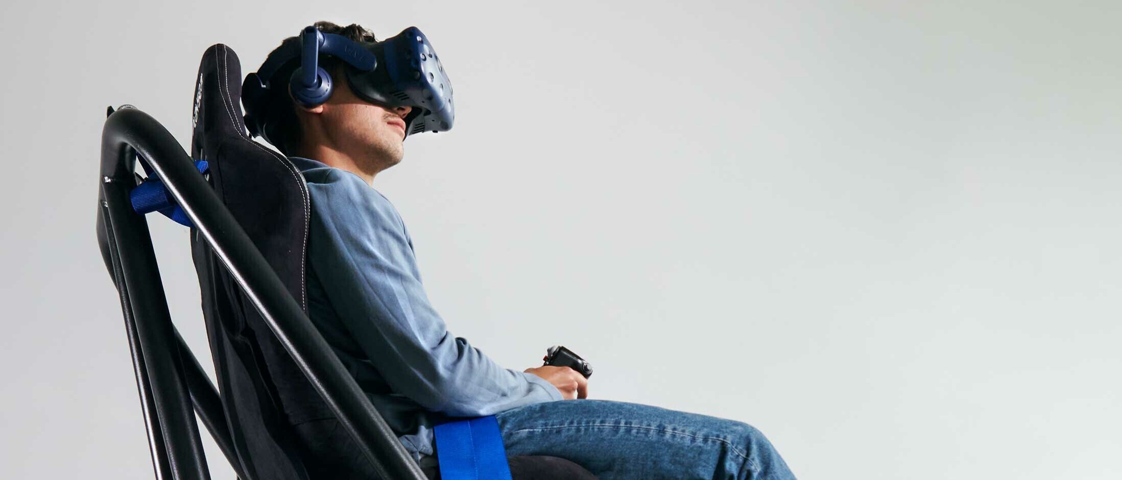 Simulator (Sitz mit Menschen drauf)  für Helikopterausbildung mit dank künstlicher Intelligenz