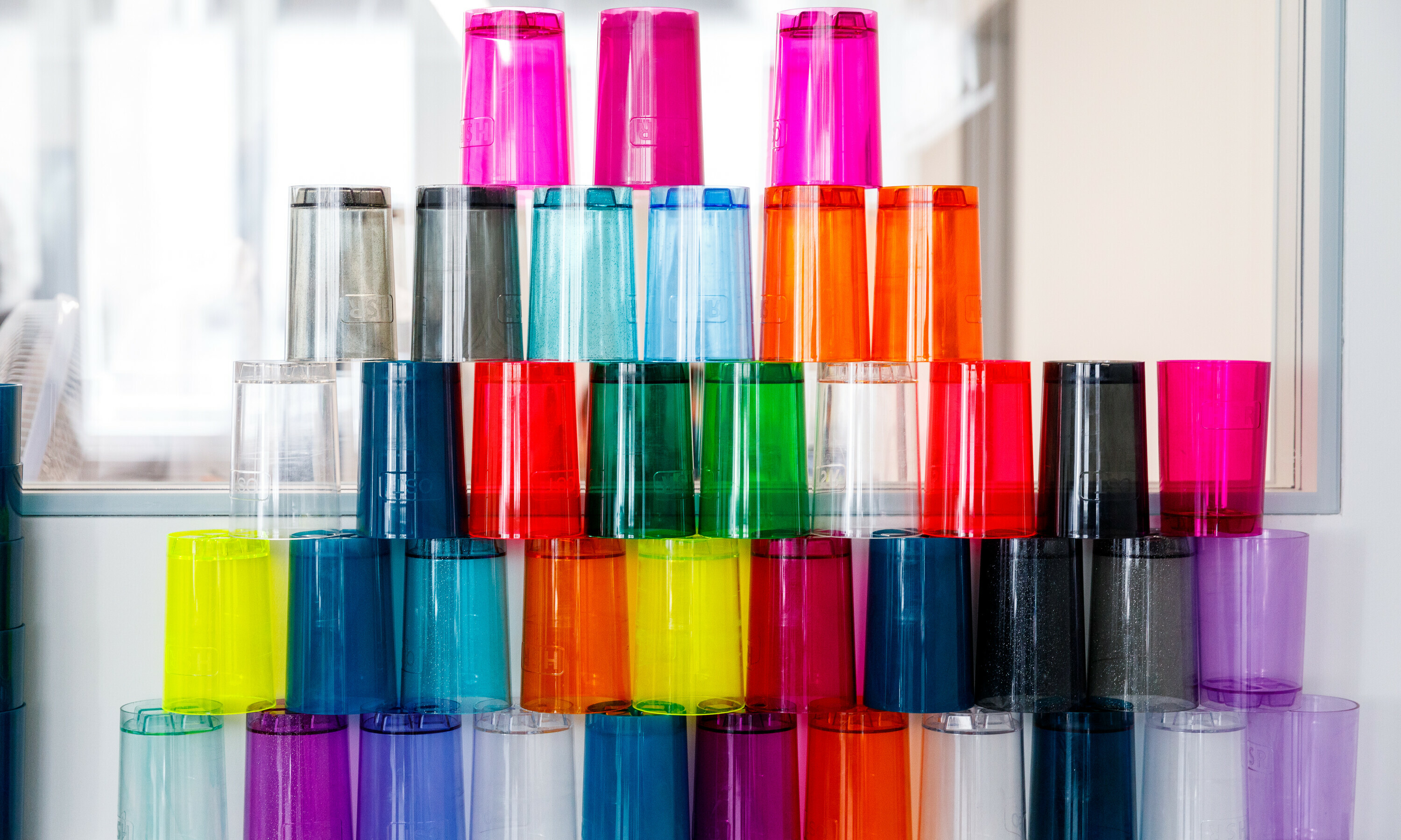 Gestapelte Becher im OSTLAB