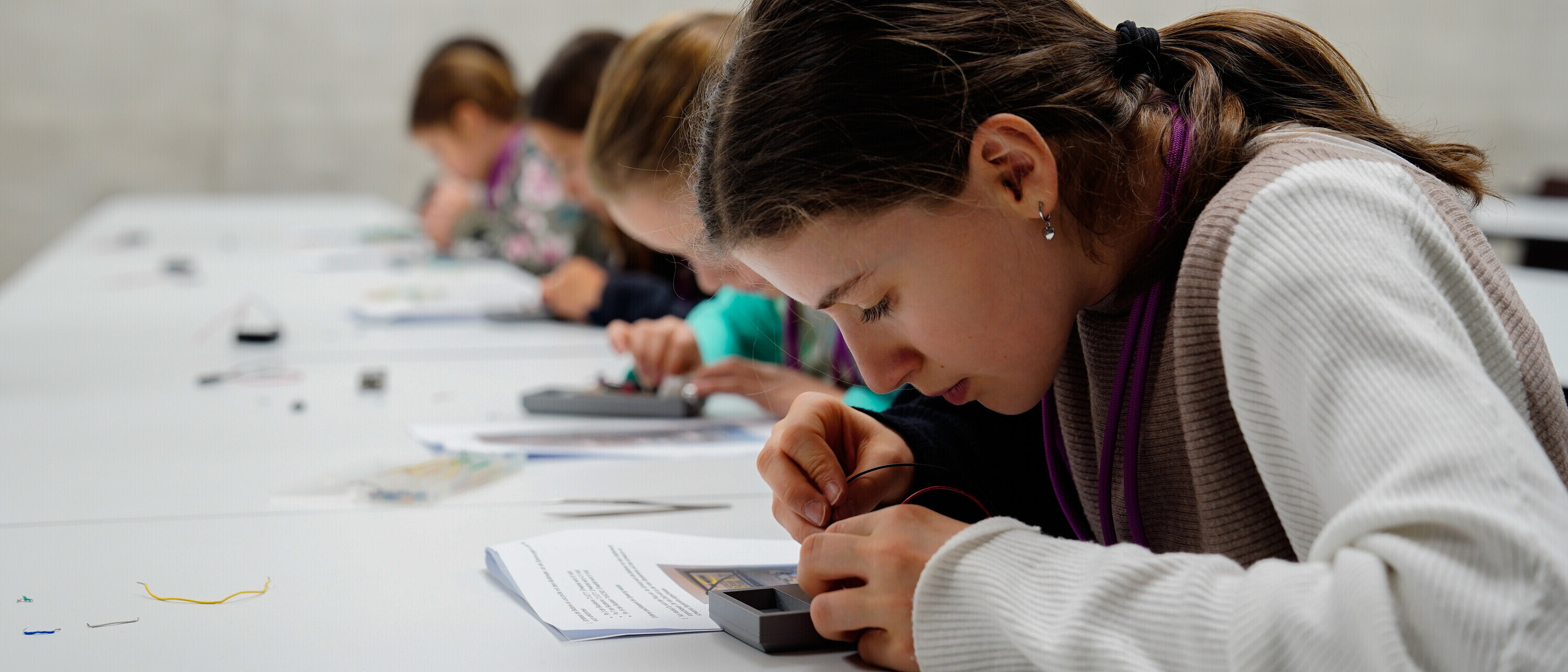 Kinder bauen einen Ultraschallsensor