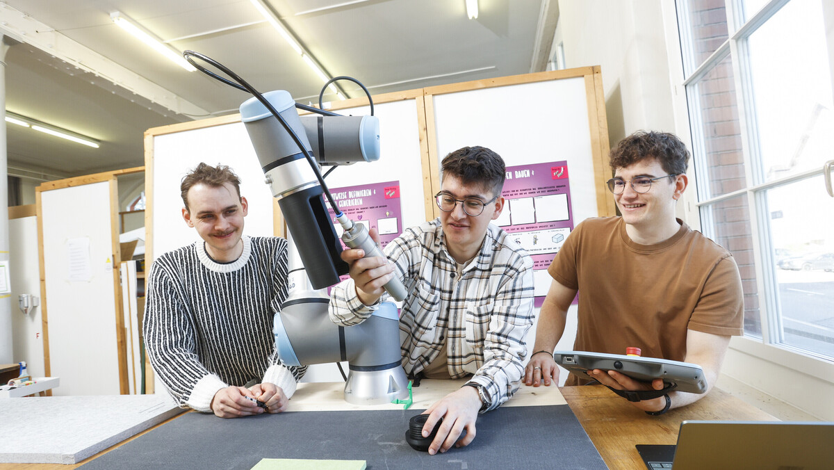 Durch den Einsatz eines kollaborativen Roboters hat ein Studierendenteam im Industrieprojekt die Zünd Schneidtechnologie erweitert.