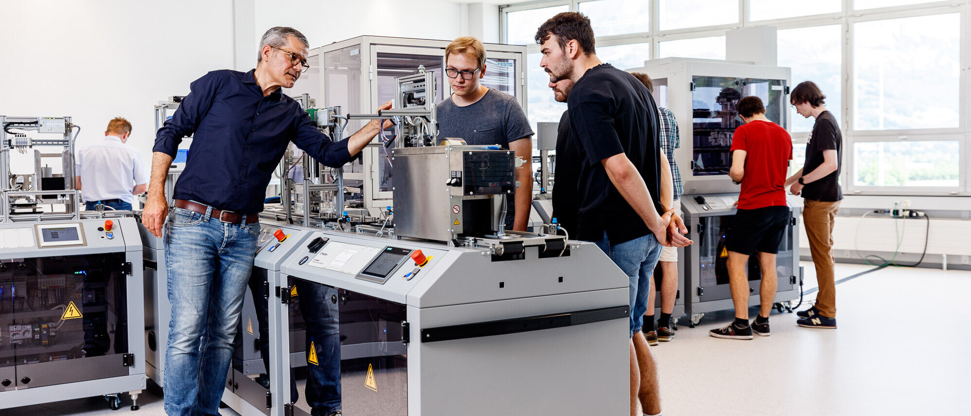 Smart Factory im Praxisunterricht an der Ostschweizer Fachhochschule in Buchs