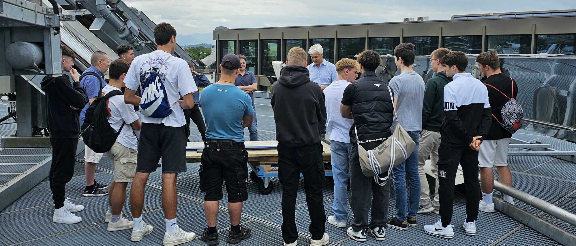 Berufsschüler auf dem Solardach der OST. 