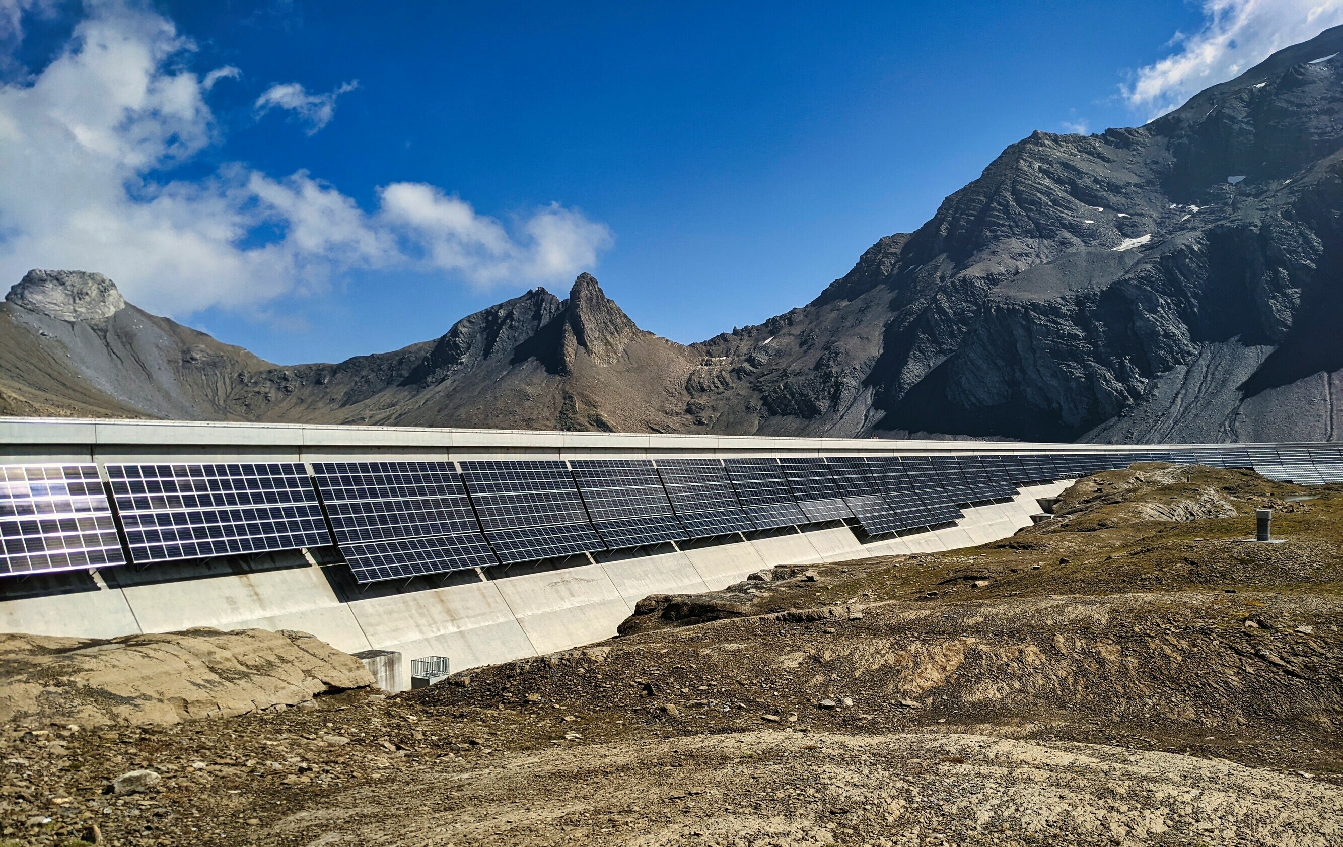 Bild einer Staumauer mit integrierten Photovoltaik-Elementen als Beispiel für elektrische Energietechnik für
