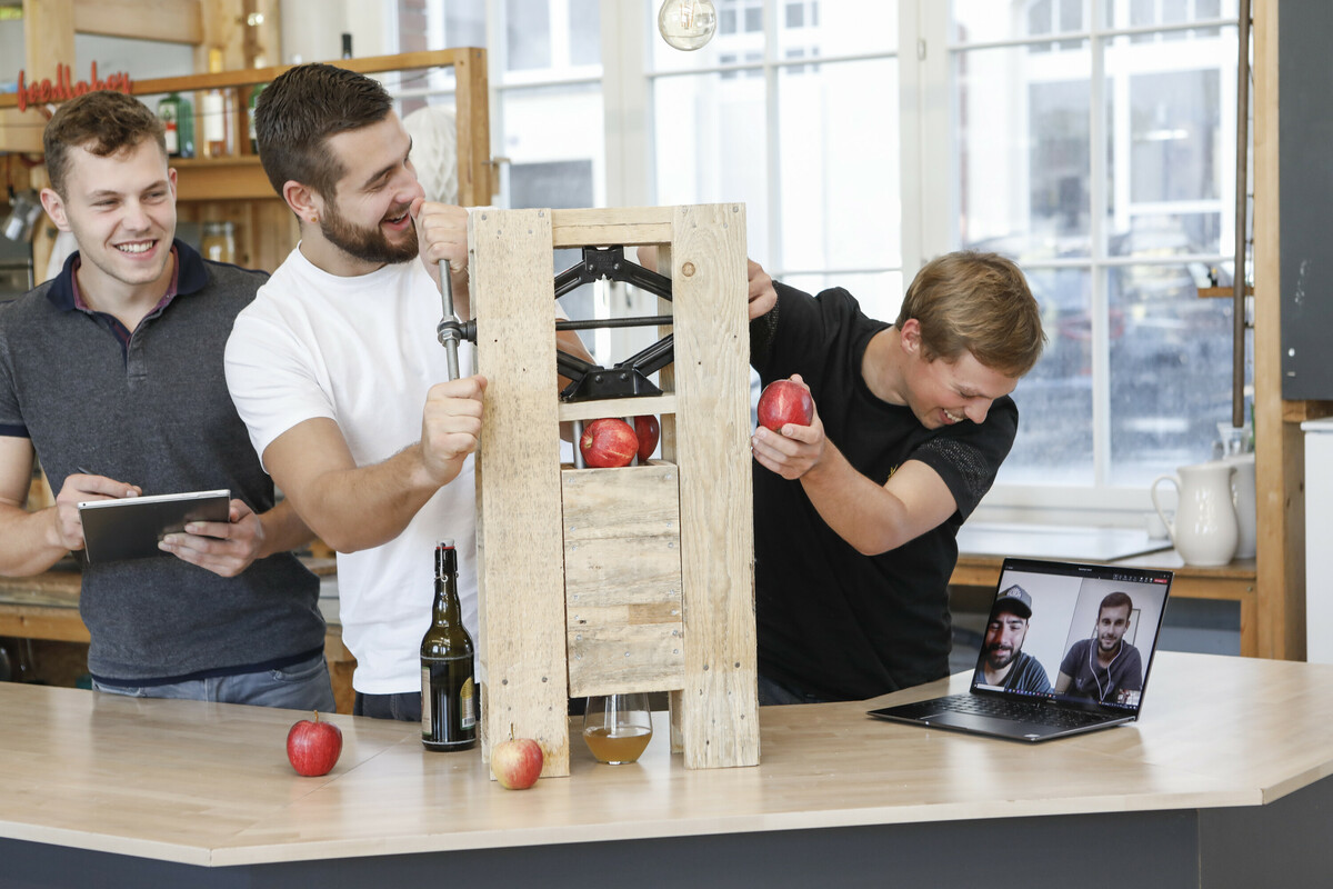 Studierende haben für eine Bildungsplattform von Möhl eine Saftpresse gebaut.