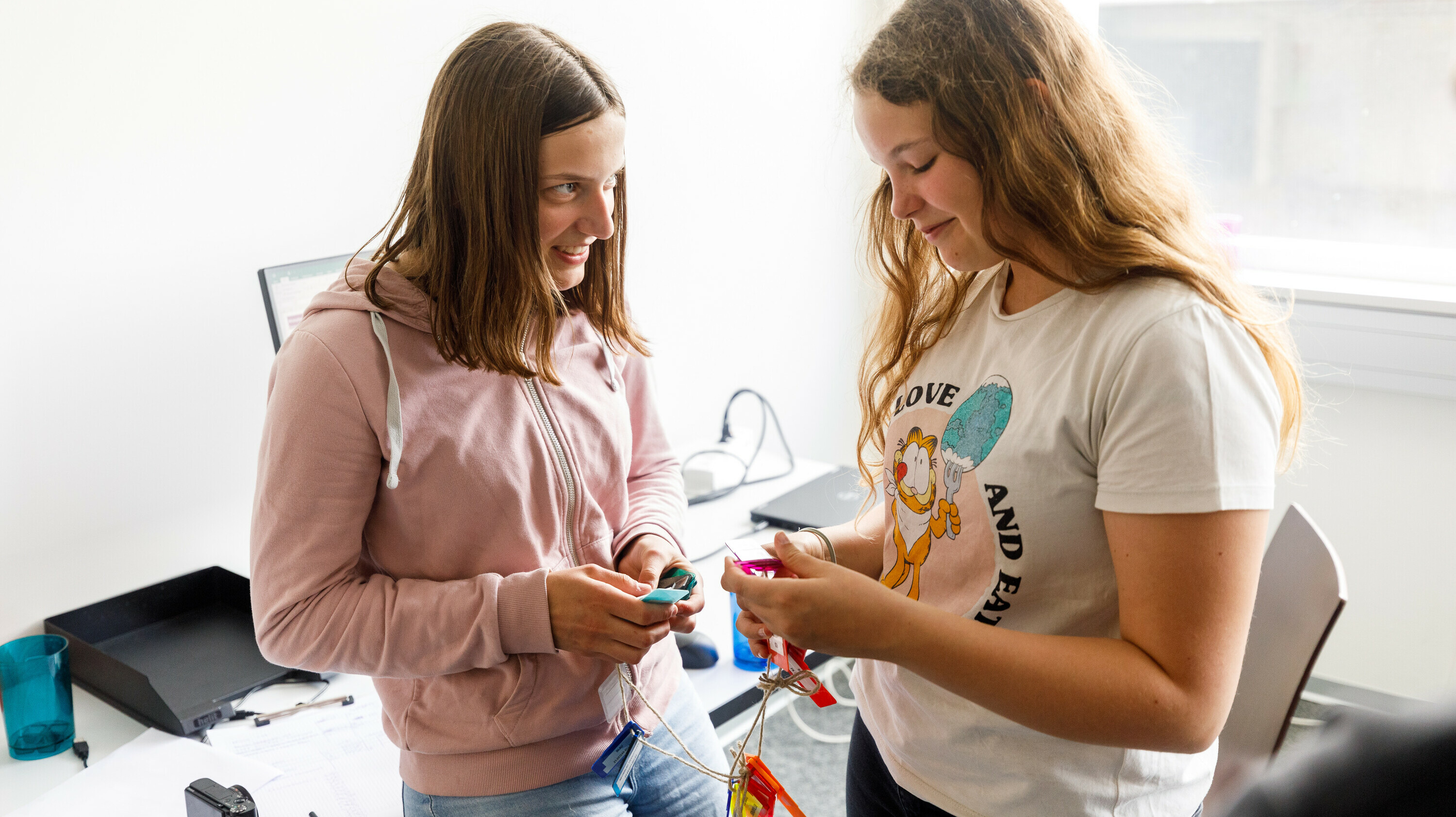 Jugendliche suchen Farben für Becher aus im OSTLAB
