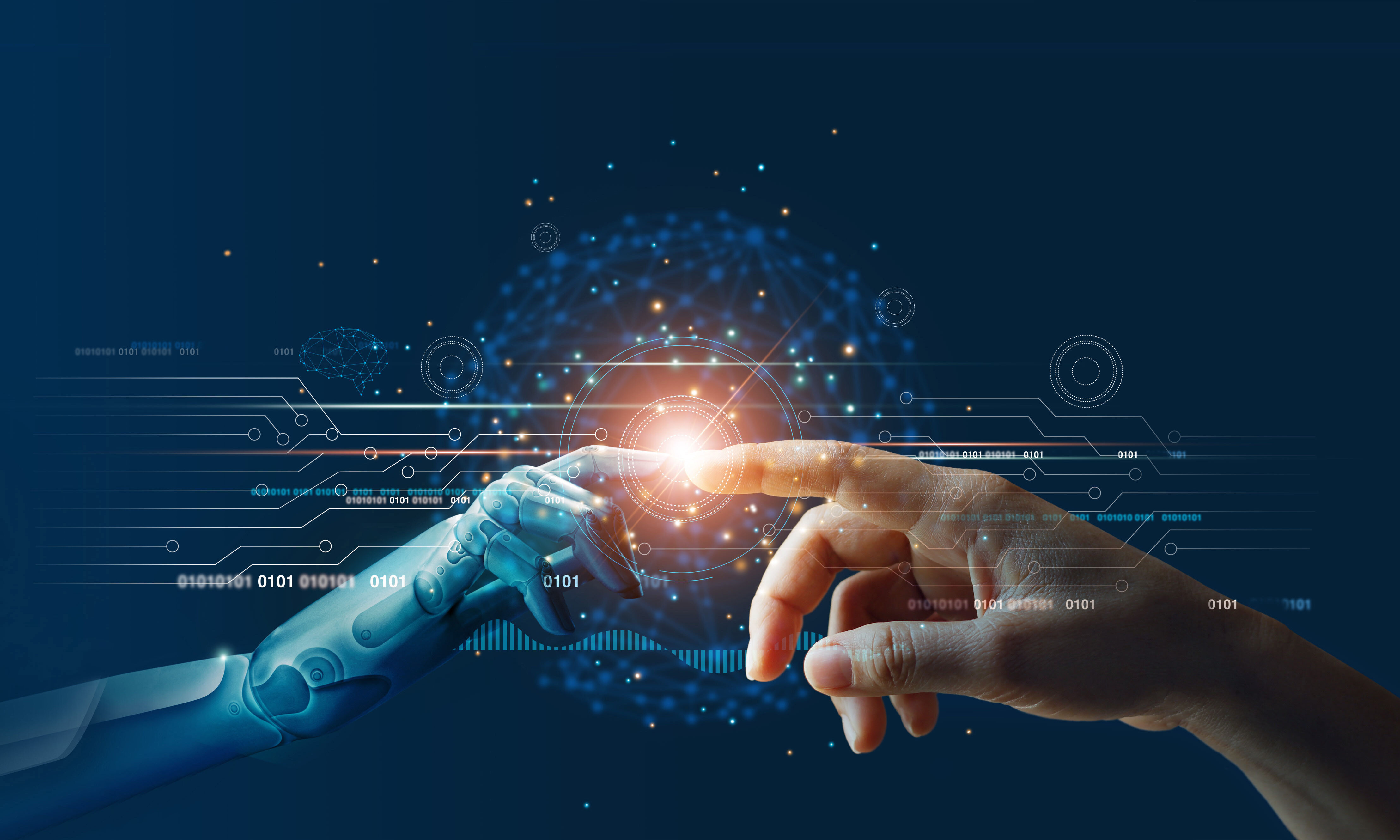 Roboter-Hand und menschliche Hand treffen sich, um die Interaktion zwischen Mensch und Maschine (KI) zu visualisieren.
