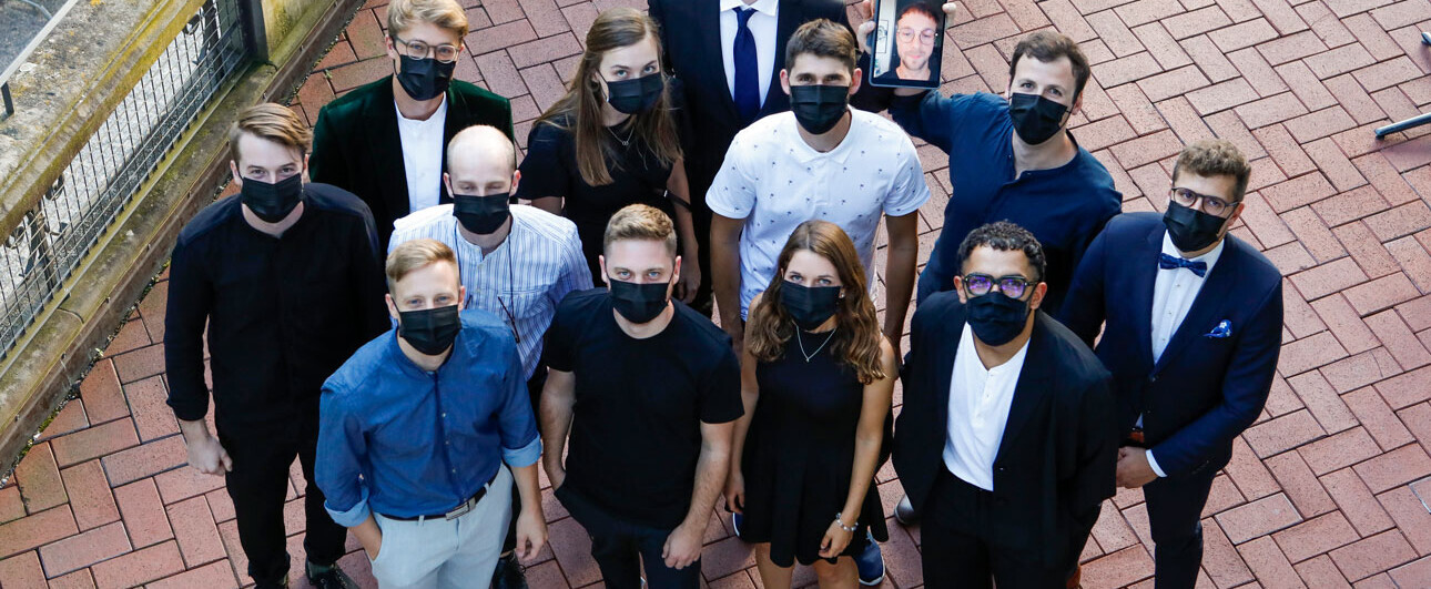 Die 13 jungen Architektinnen und Architekten posieren fürs Gruppenbild an der Diplomfeier.