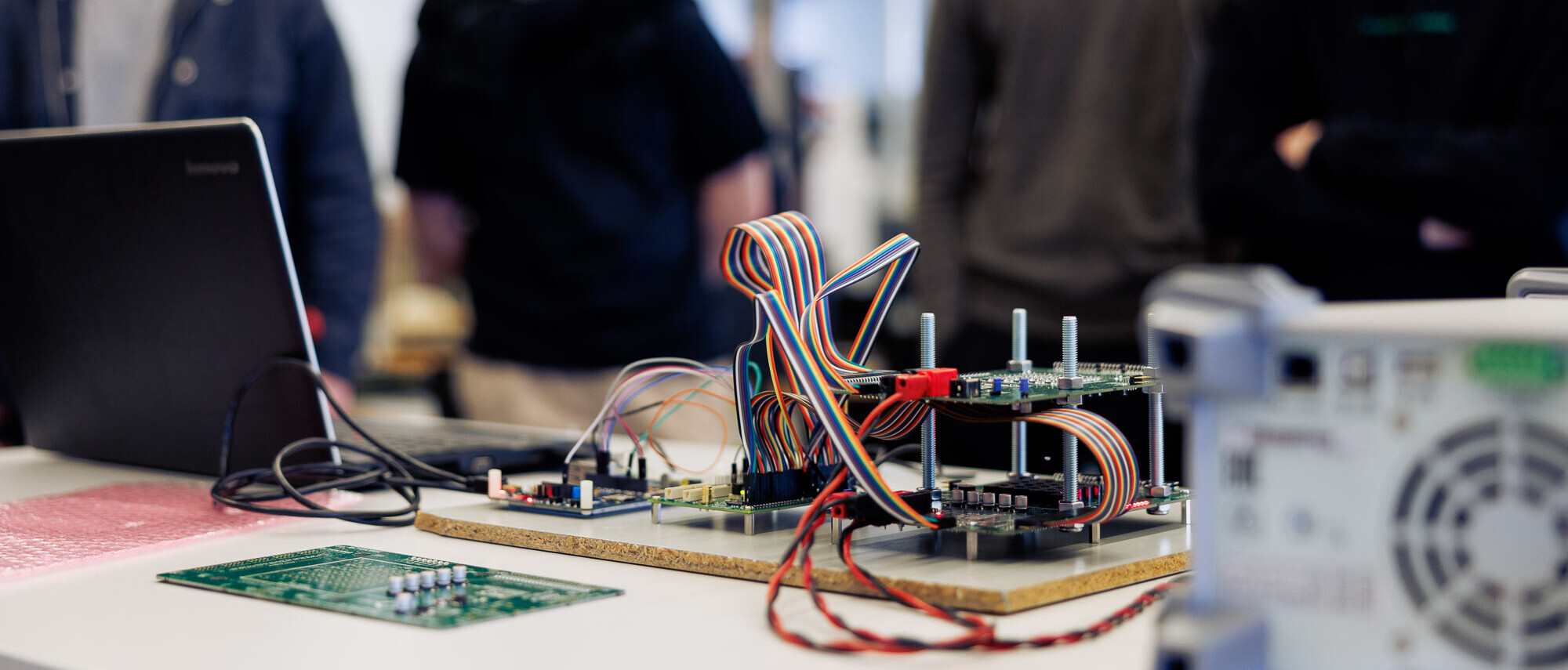 In den Labors des Studiengangs Electrical and Computer Engineering sehen Studieninteressierte am Infotag, an was für Praxisprojekten die Studierenden arbeiten.