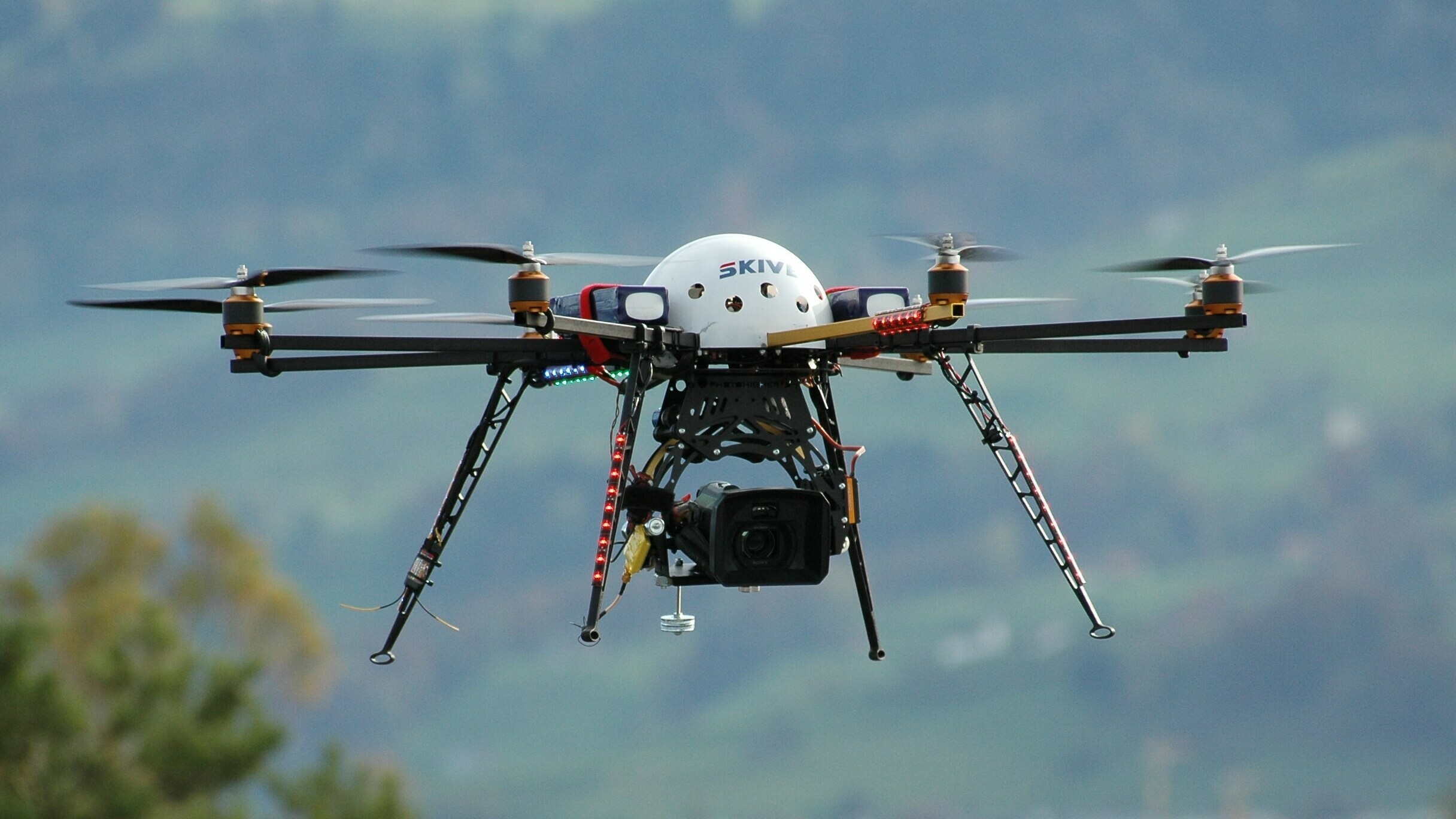 Die Studierenden aus dem Studiengang Elektrotechnik entwickeln mit fundiertem Wissen in Regelungstechnik, Sensorik und Aktorik intelligente Systeme wie Drohnen.
