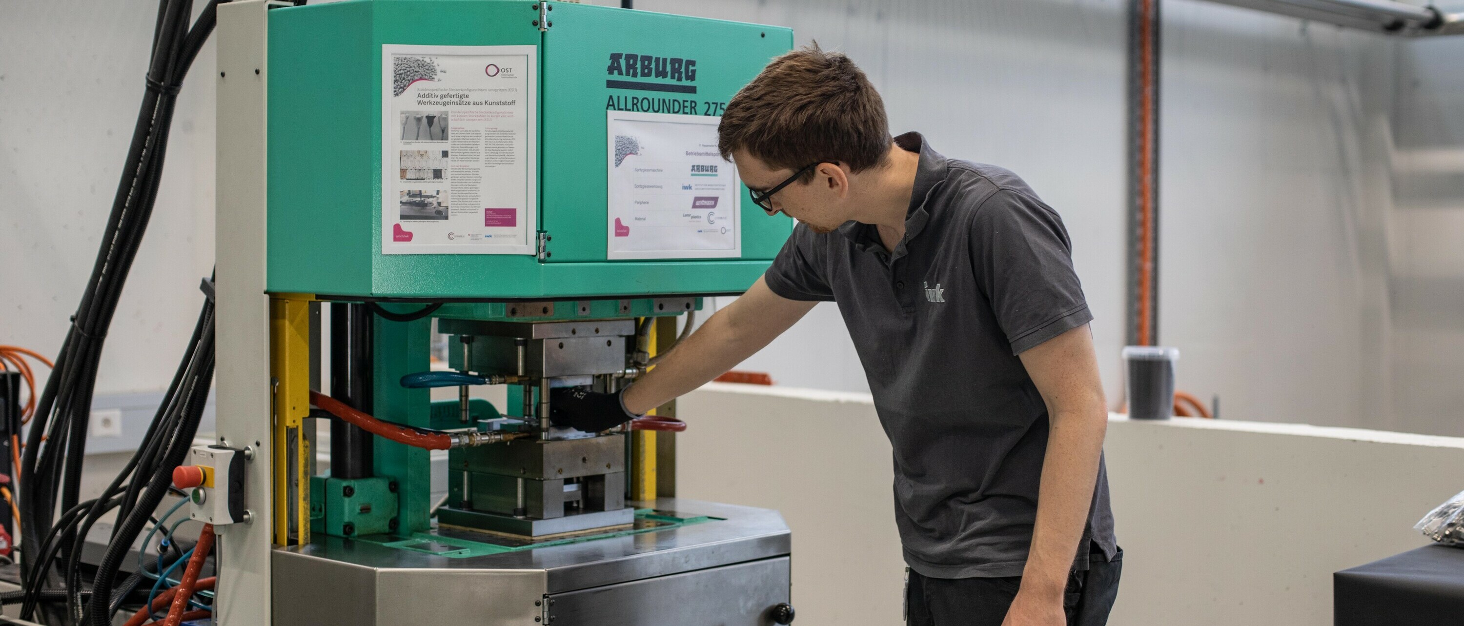 Arbeit in Institut an Spritzgussmaschine