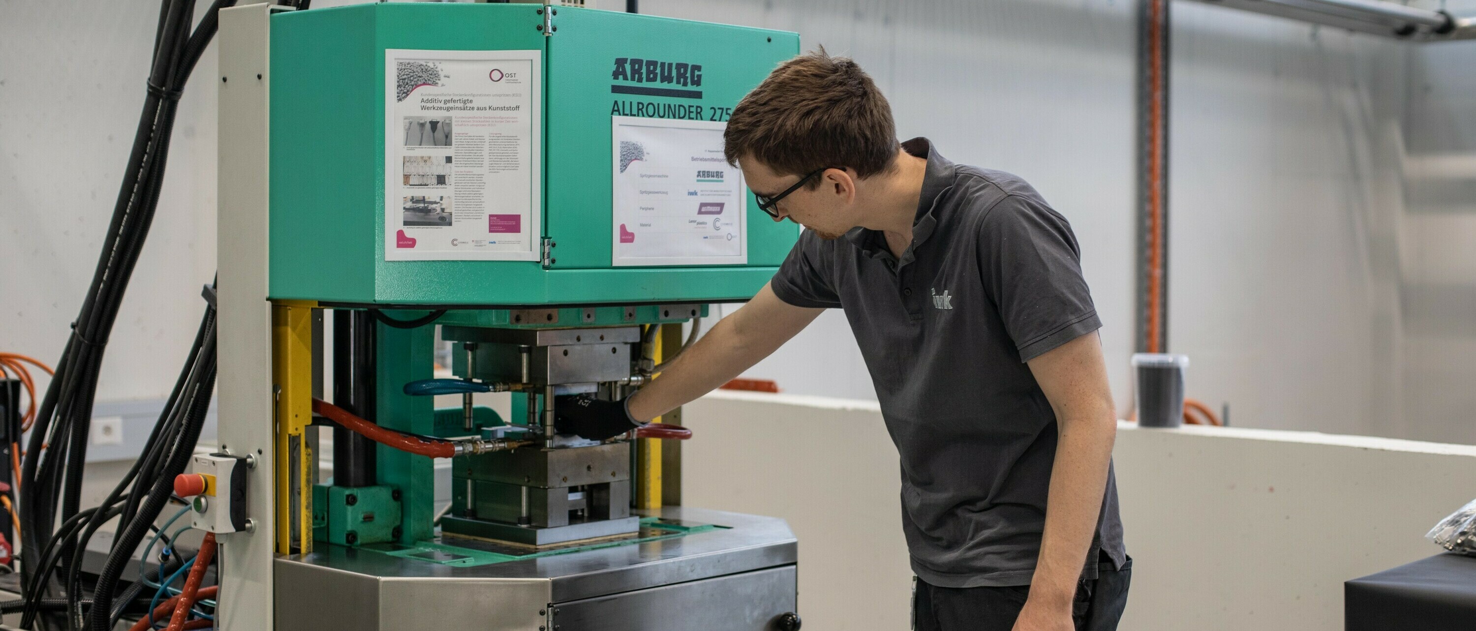 Arbeit in Institut an Spritzgussmaschine