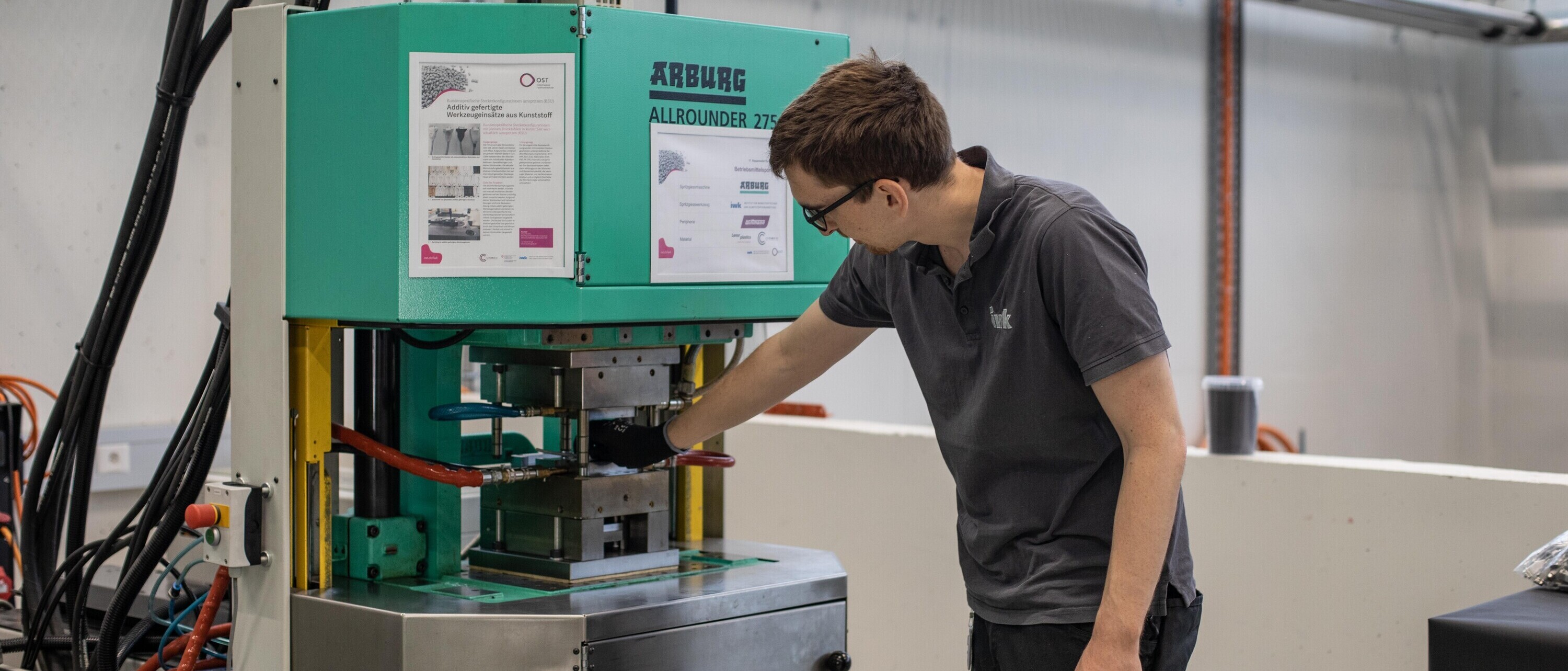 Arbeit in Institut an Spritzgussmaschine