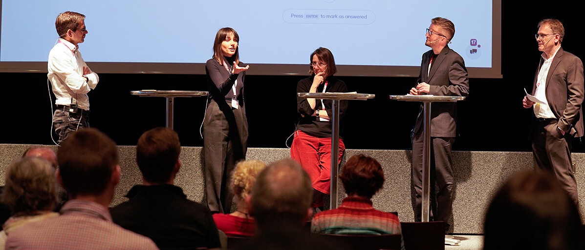 Rolf Wüstenhagen (Universtität St. Gallen), Rachel Donald, Irmi Seidl (WSL), Elimar Frank (OST) und Henrik Nordborg (OST) auf dem Podium am Mittwochabend an der Ostschweizer Fachhochschule